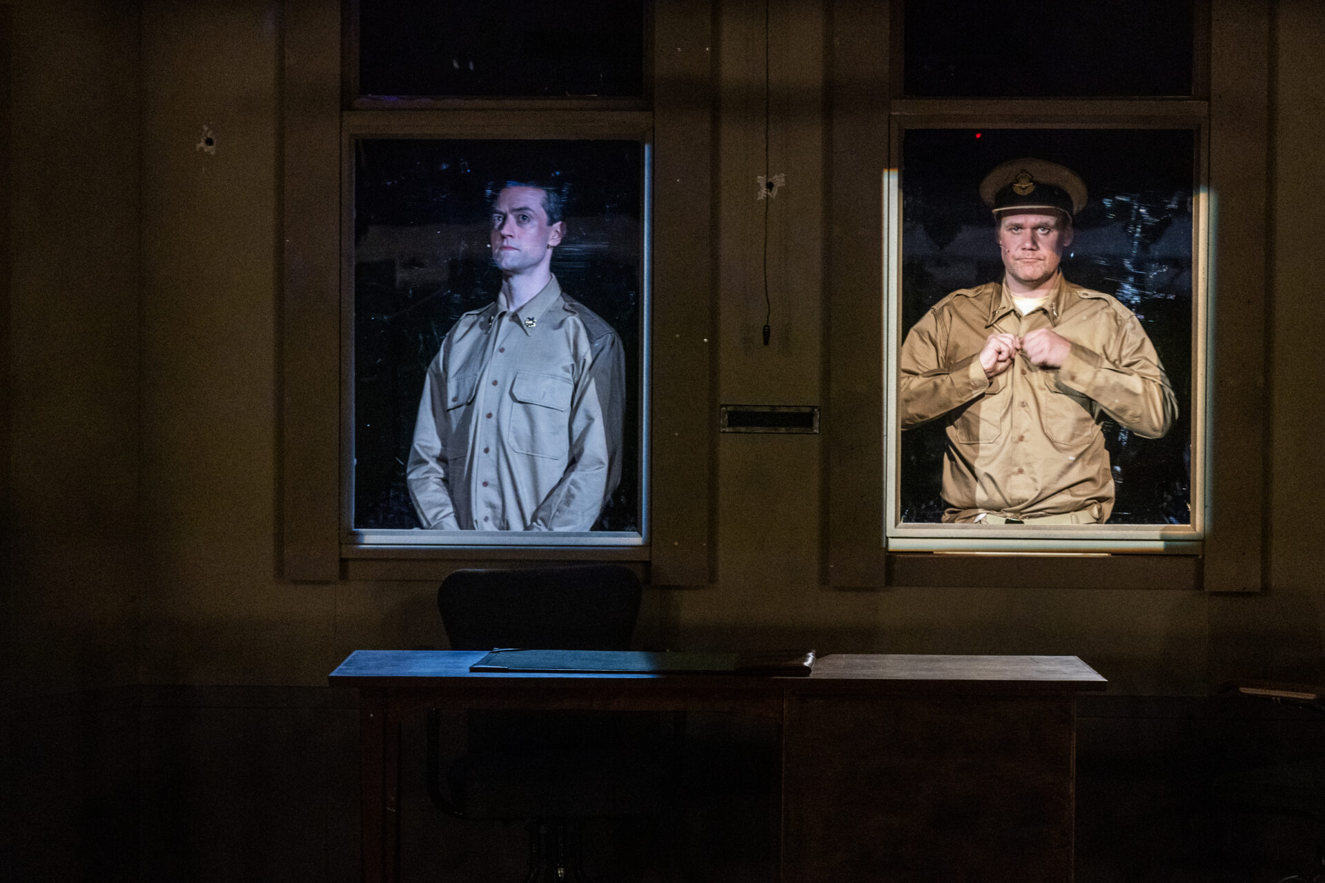 To soldater stå i hvert sitt vindu og ser inn