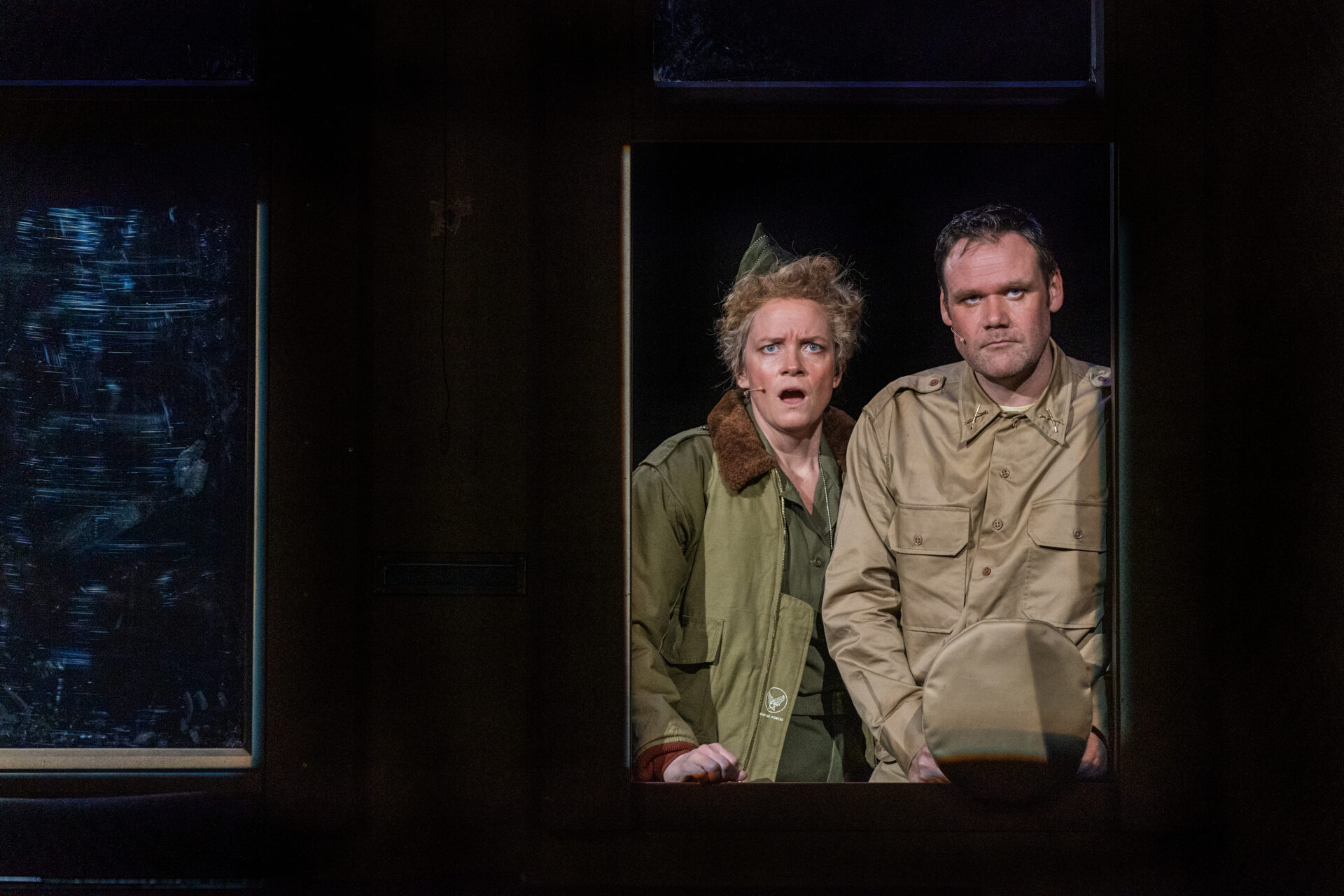 To soldater ser inn gjennom et vindu