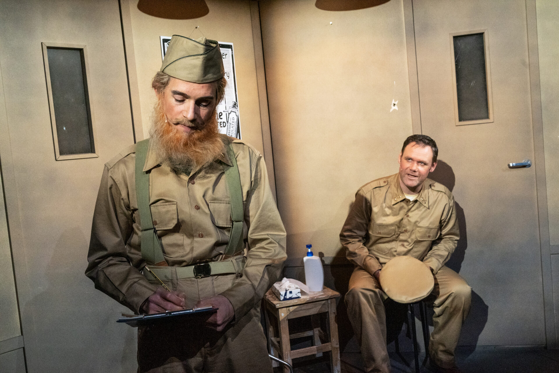 En psykiater snakker med en soldat og noterer ned notater i en blokk