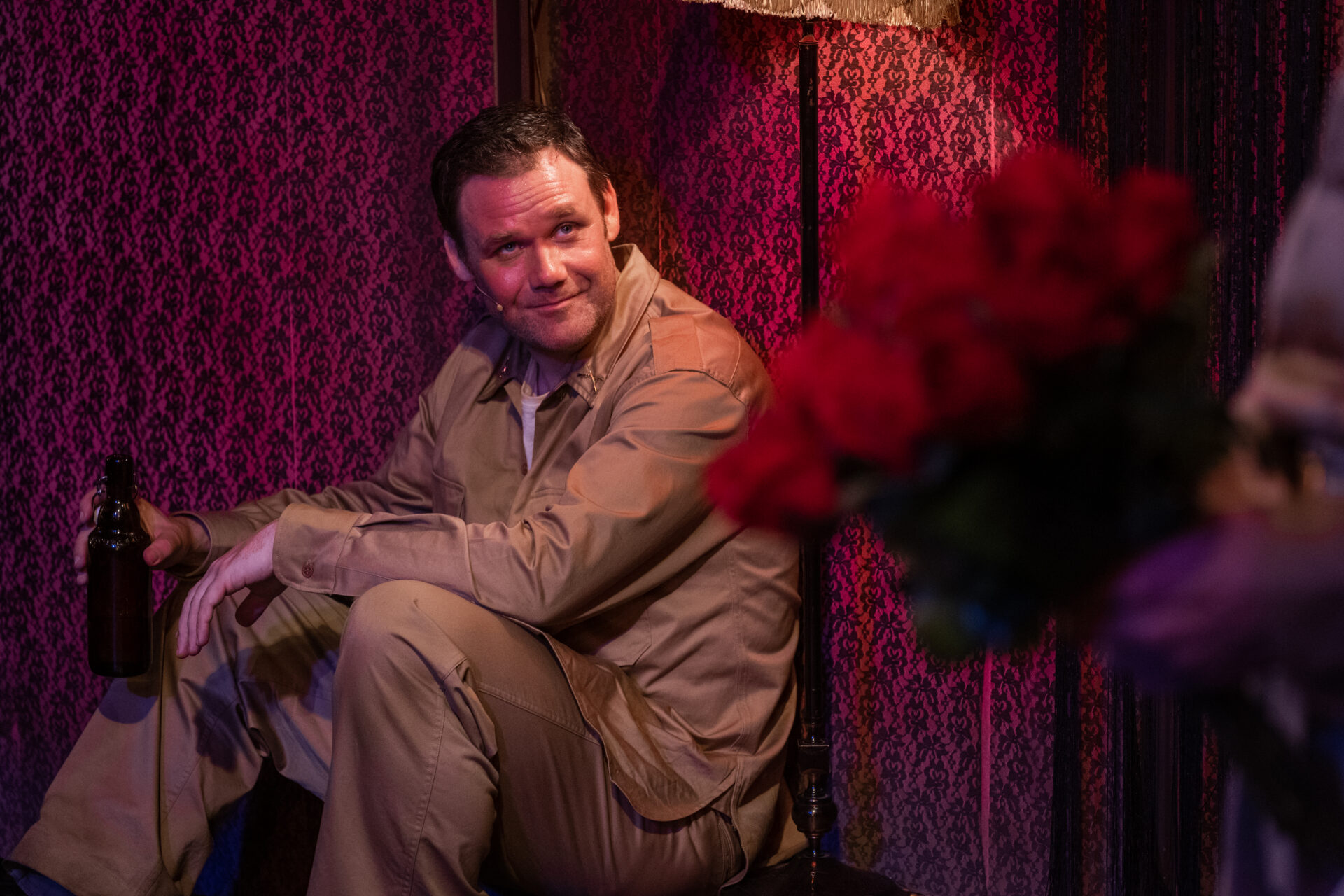 En soldat med en ølflaske i hånden