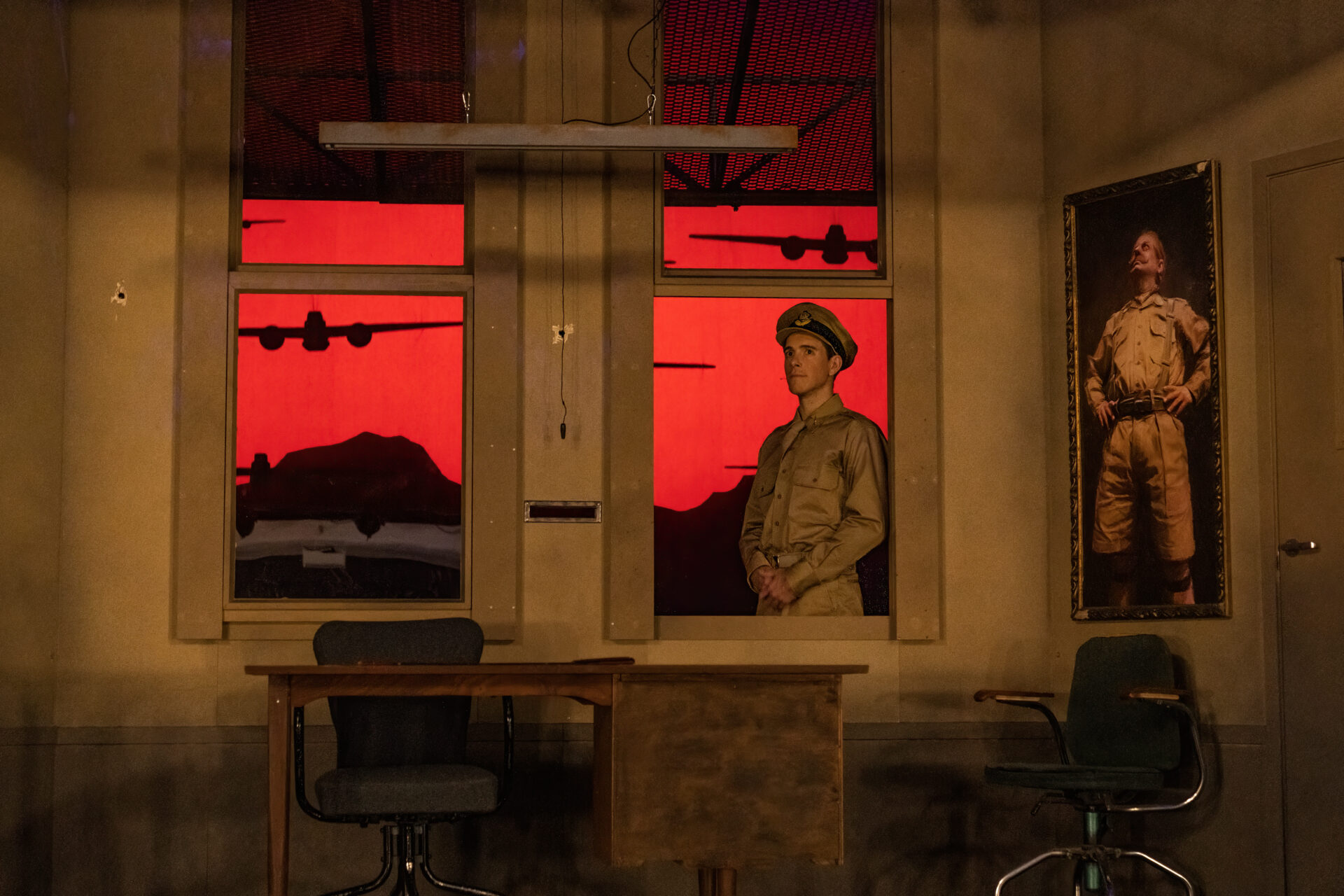 En ung soldat ser inn et i et kontor gjennom et vindu