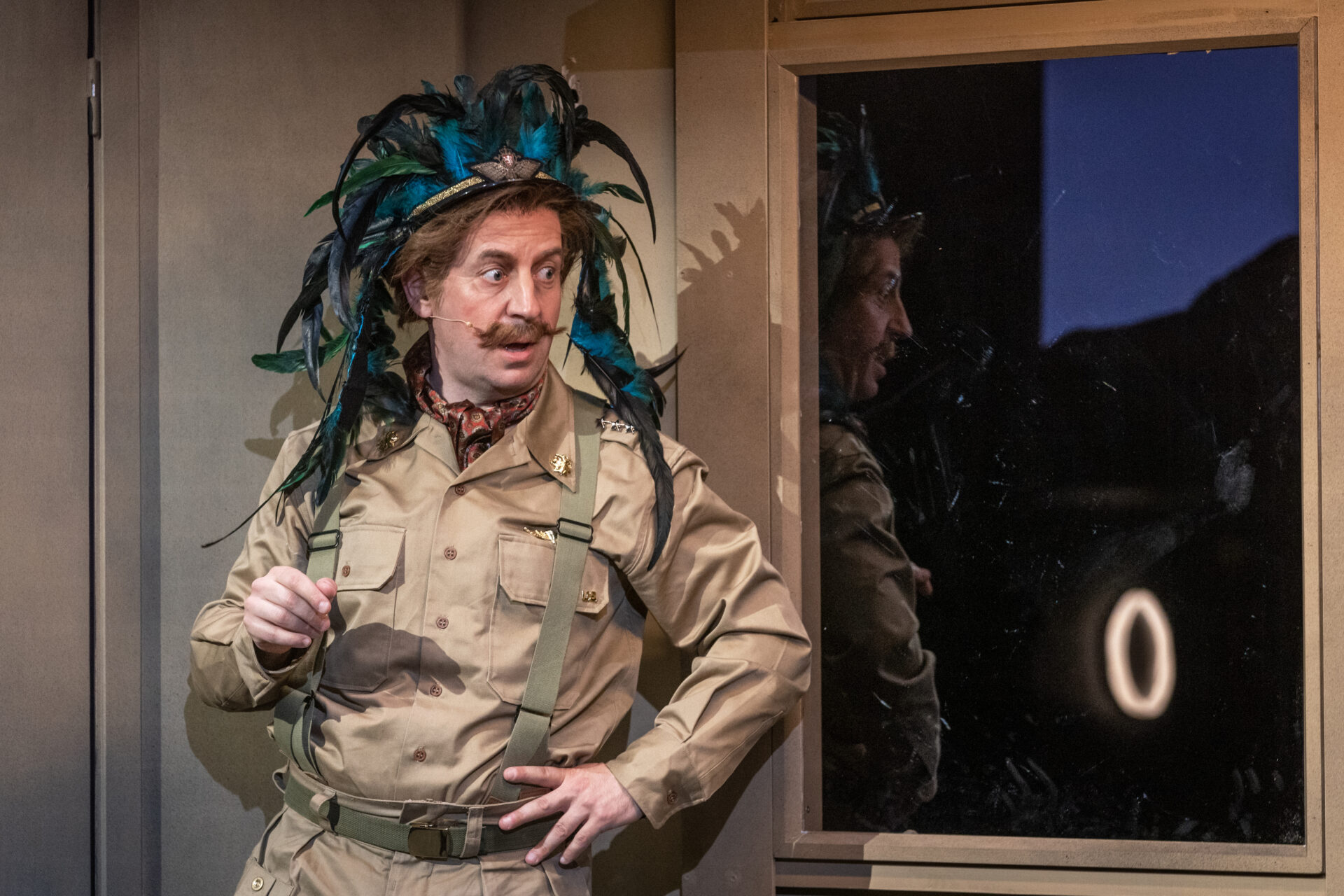 En oberst med en fargerik hodebekledning