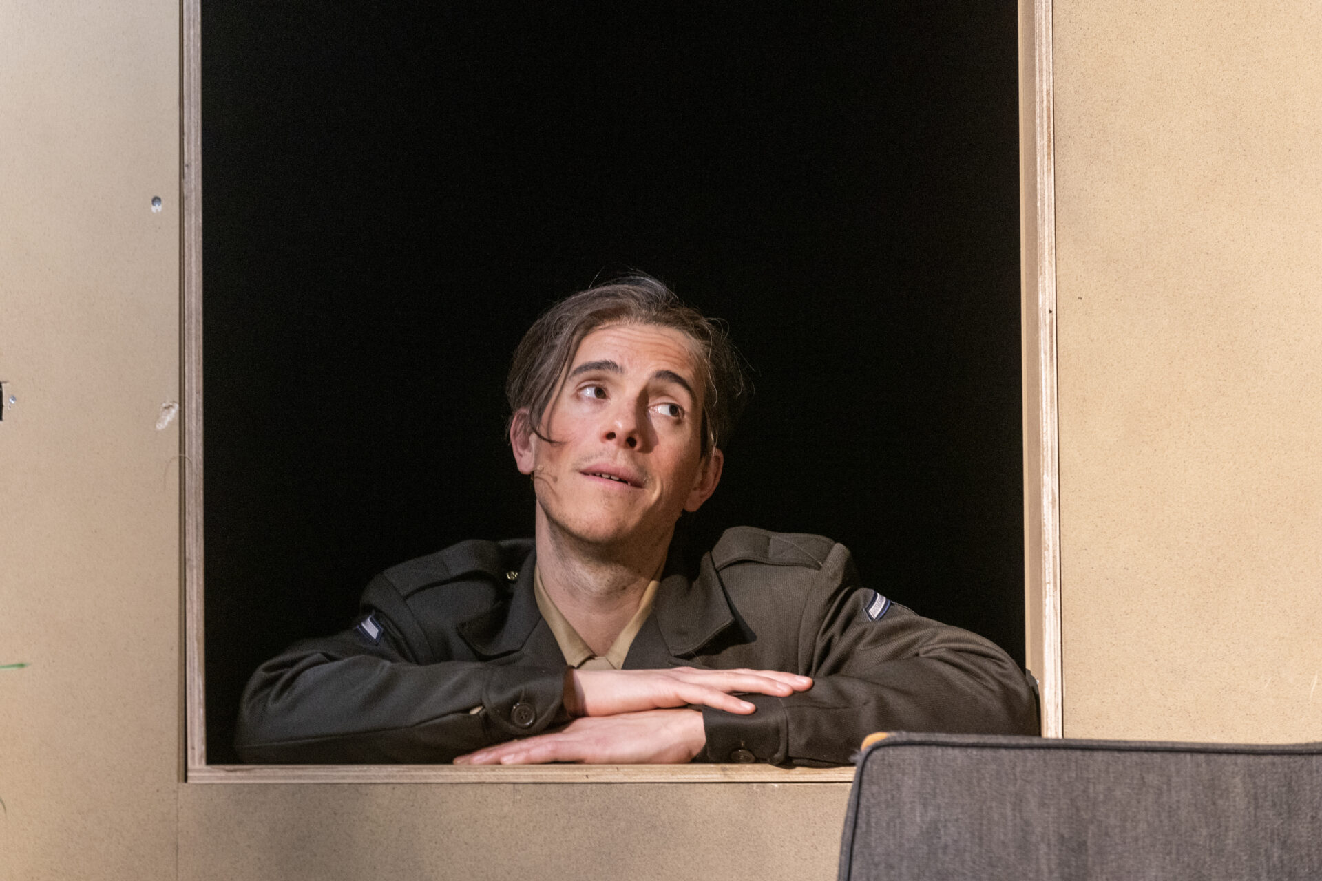 En soldat ser drømmende opp