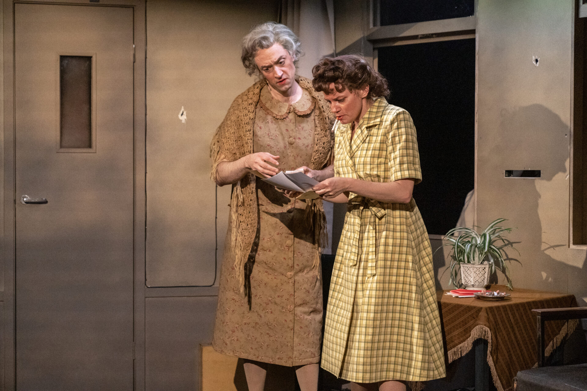 To kvinner leser et brev