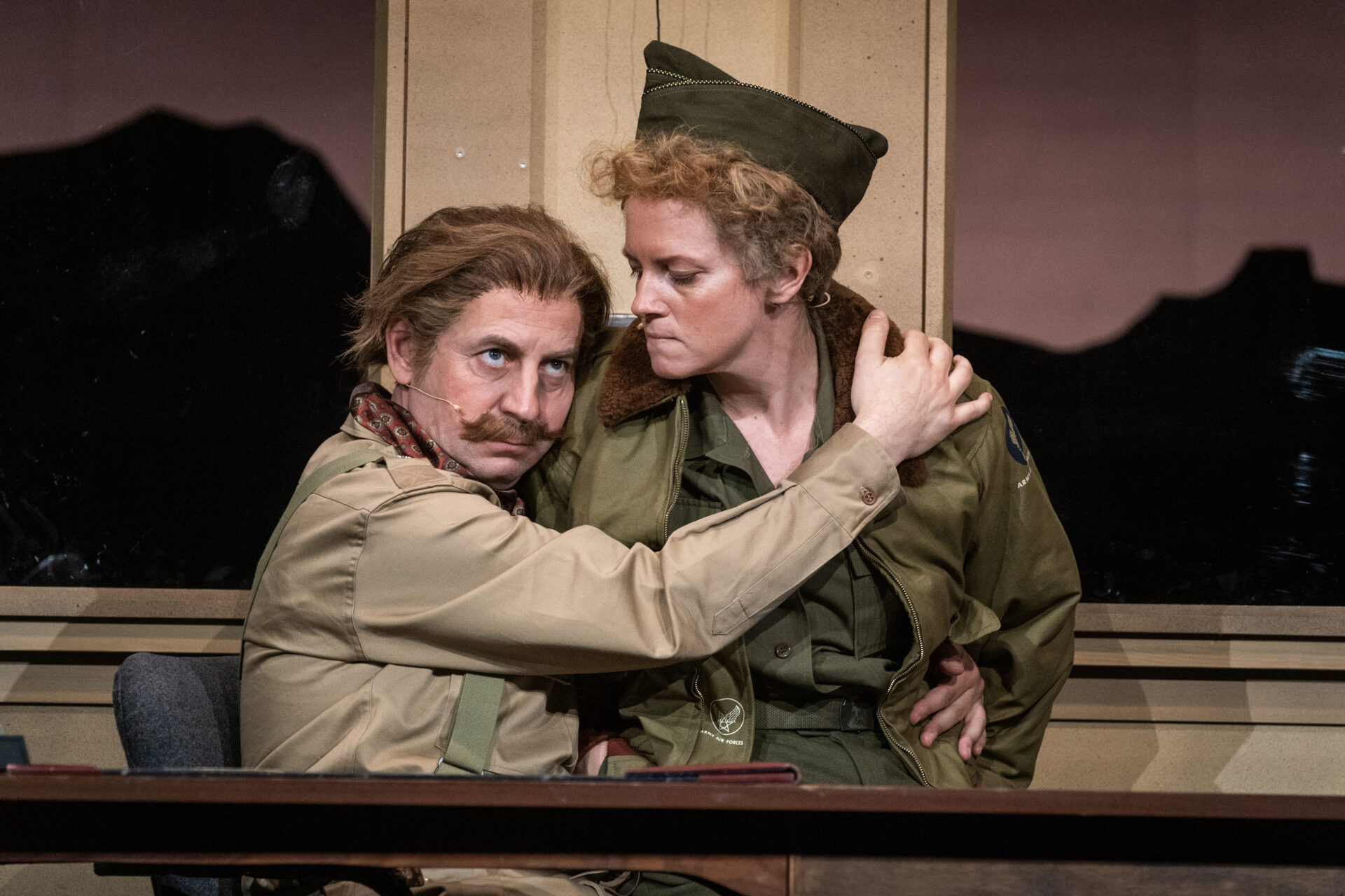 En oberst holder rundt en soldat