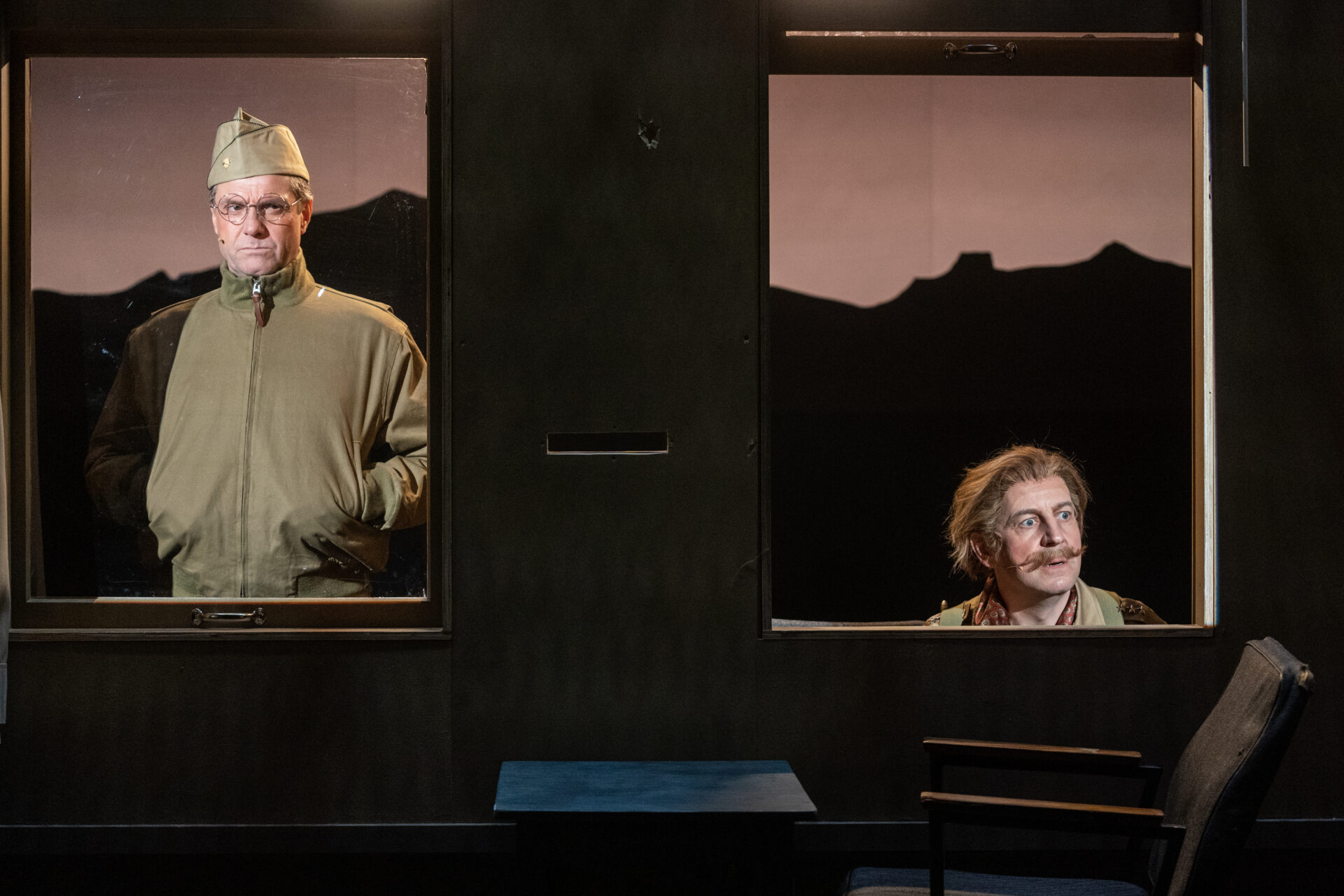 To oberster ser inn gjennom hvert sitt vindu