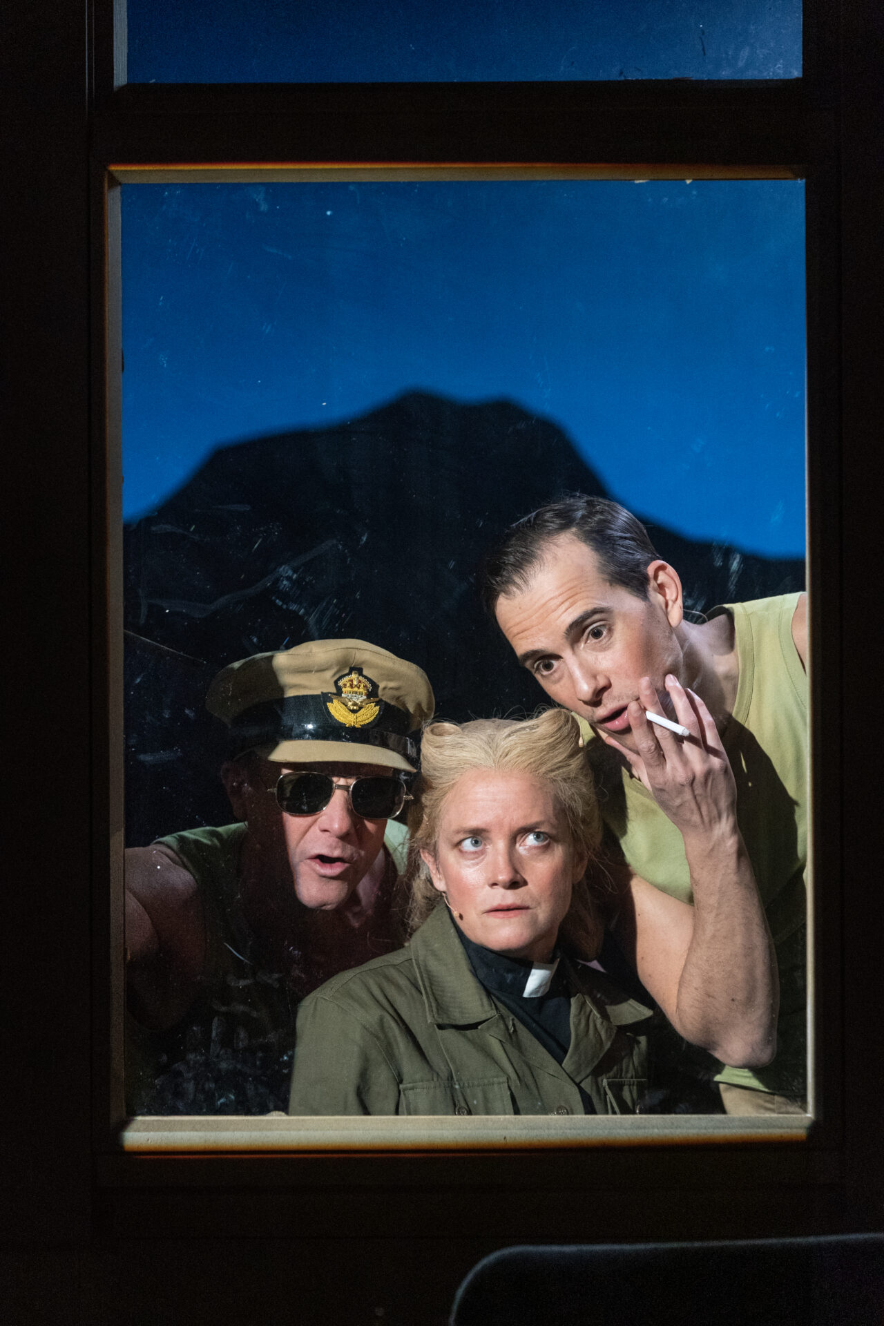 En oberst, en feltprest og en soldat seg inne gjennom et vindu.