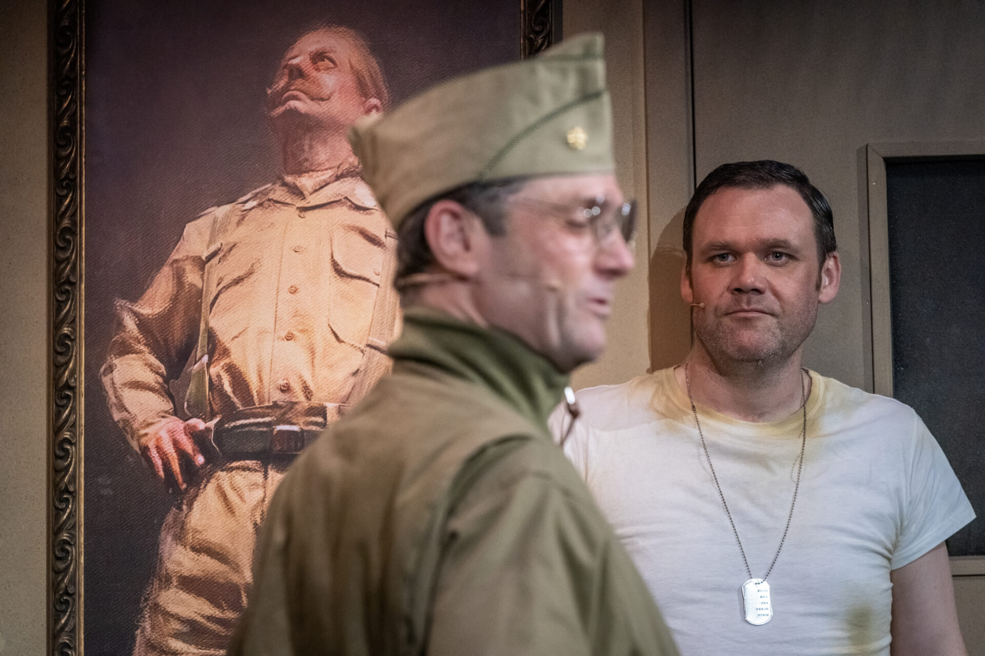 En soldat som ser på sin overordnede