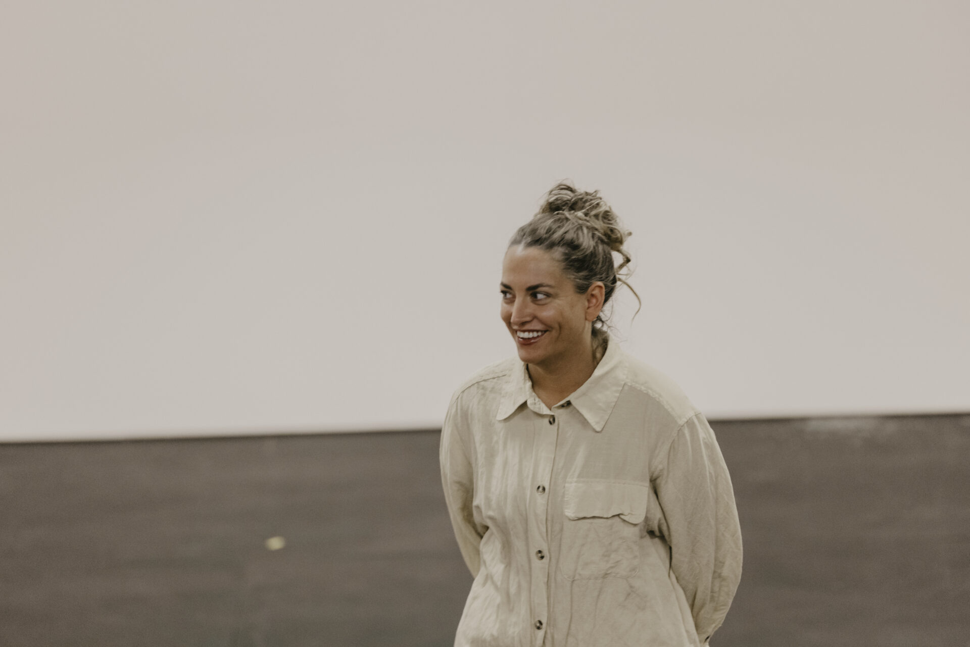 En jente med lurt smil