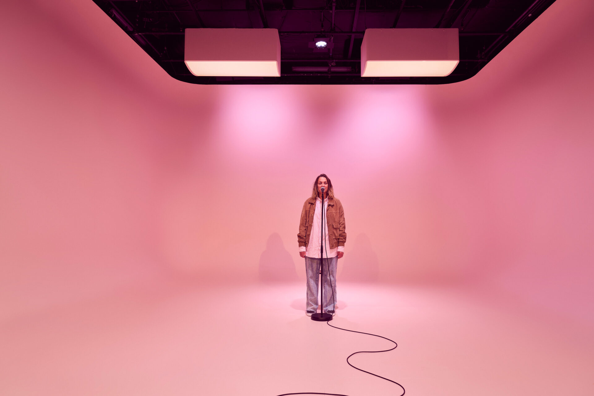 Kvinne som står og snakker i en mikrofon