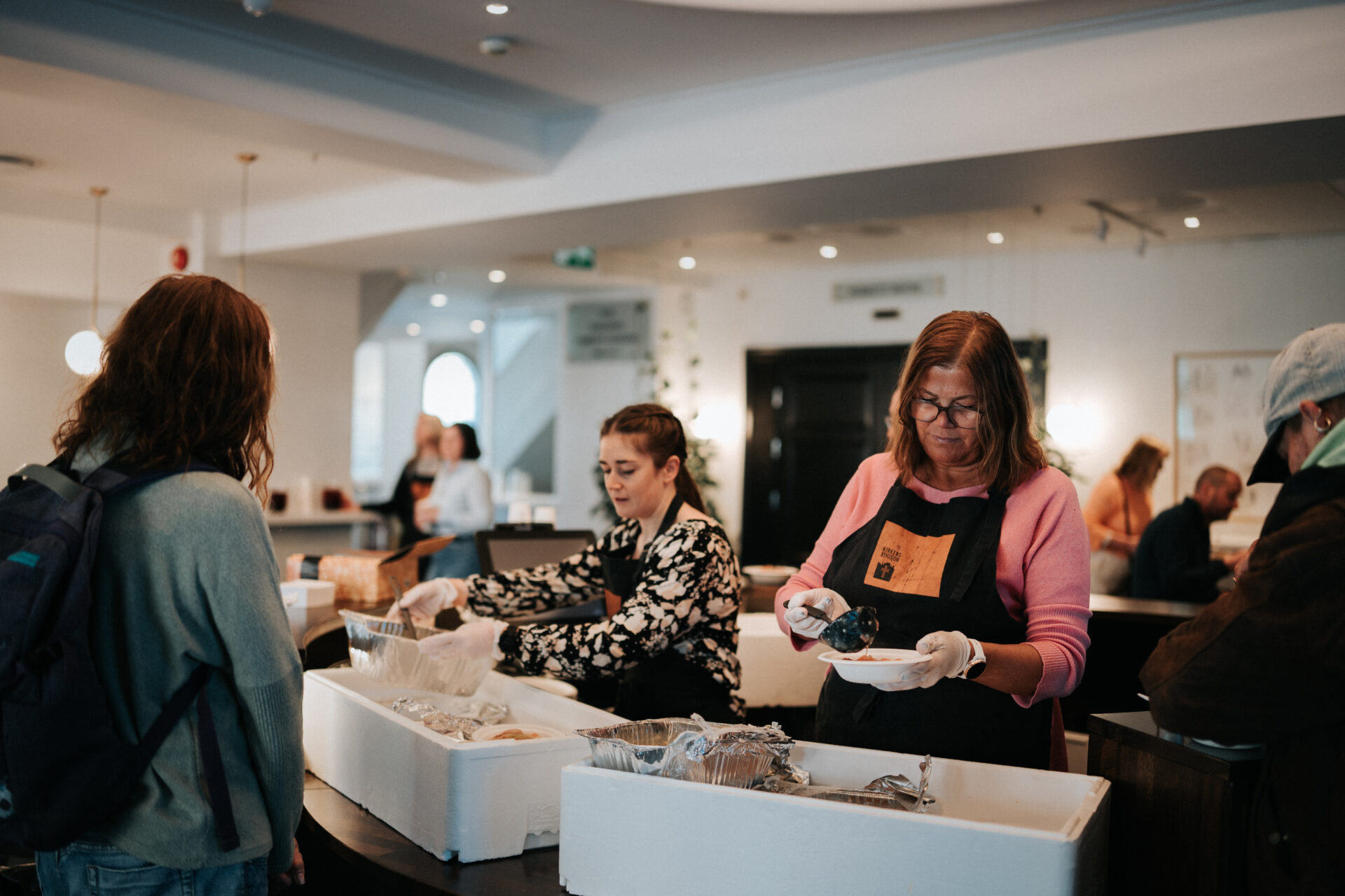 To damer serverer mat