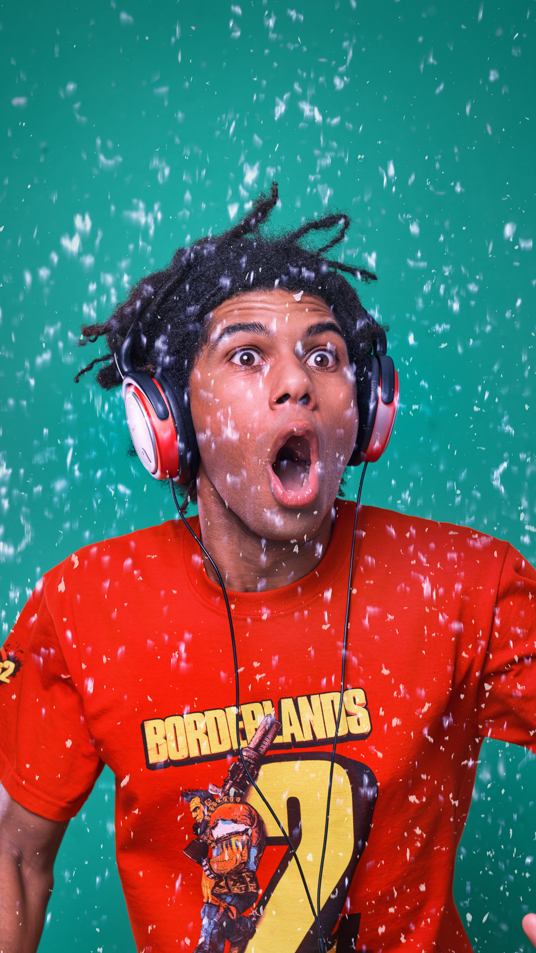 Gutt som står måpende i snøvær