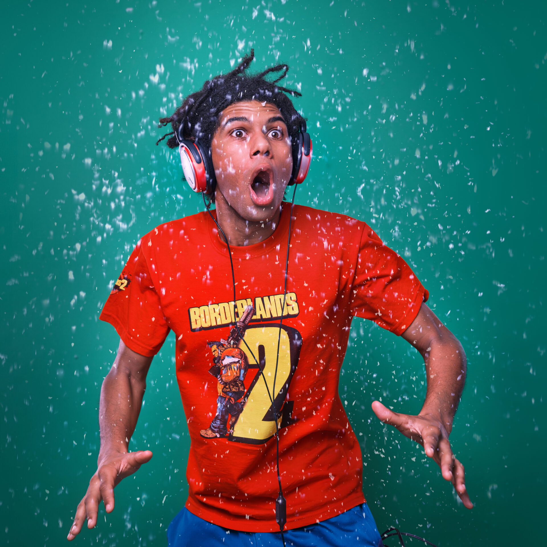 Gutt som står måpende i snevær