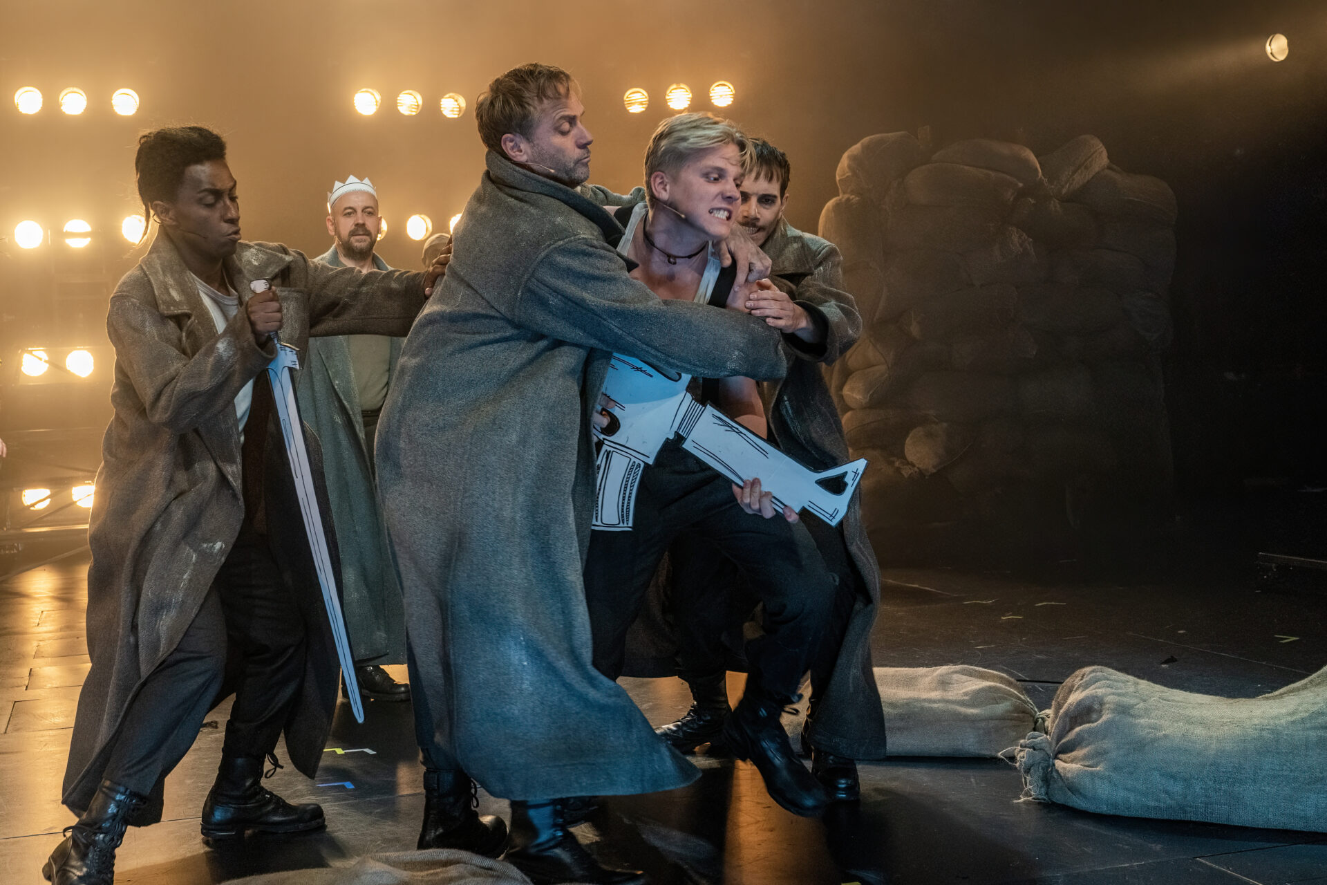 En ung soldat med gevær blir roet ned av medsoldater