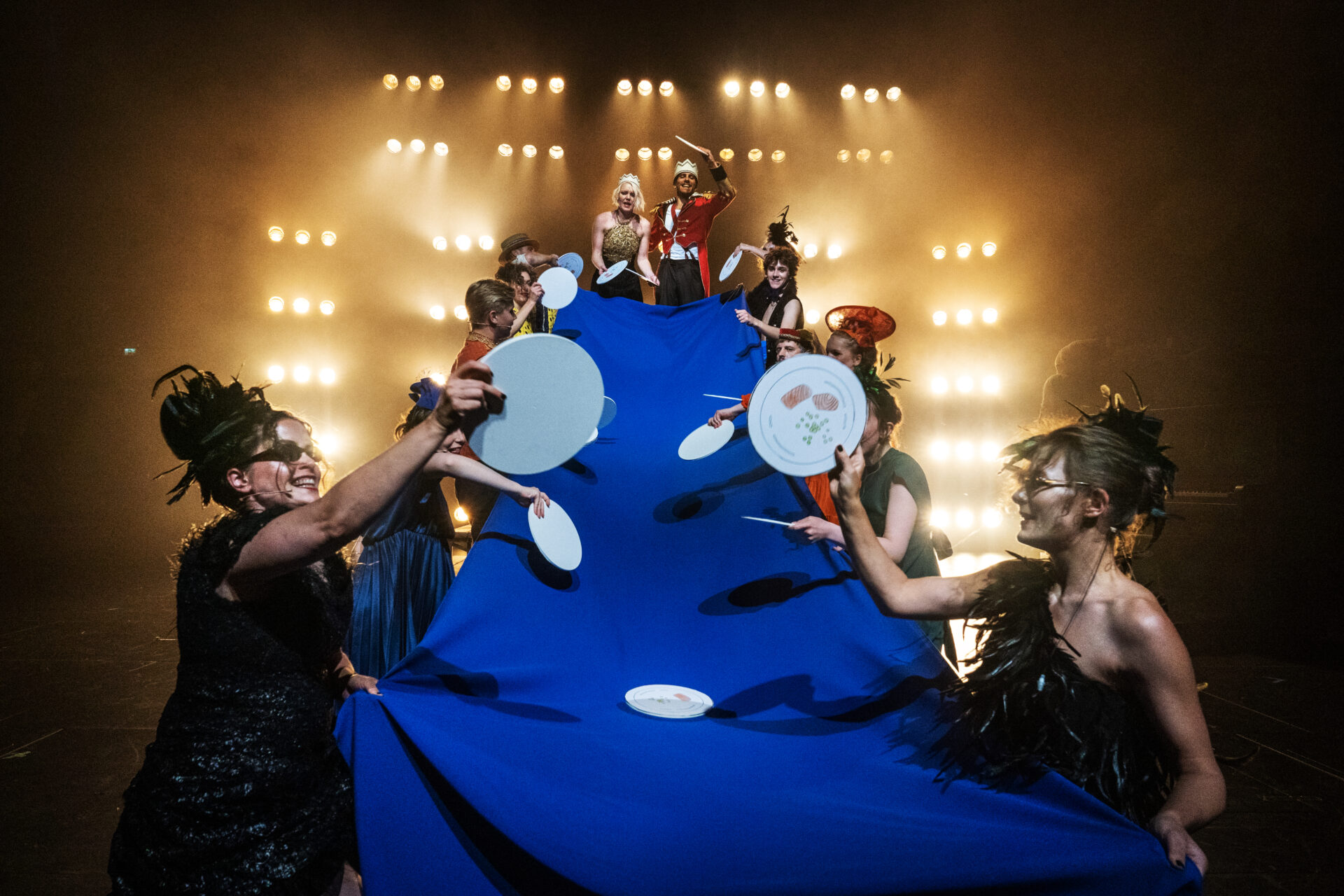 En konge og dronning som ønsker sine gjester velkommen til bords