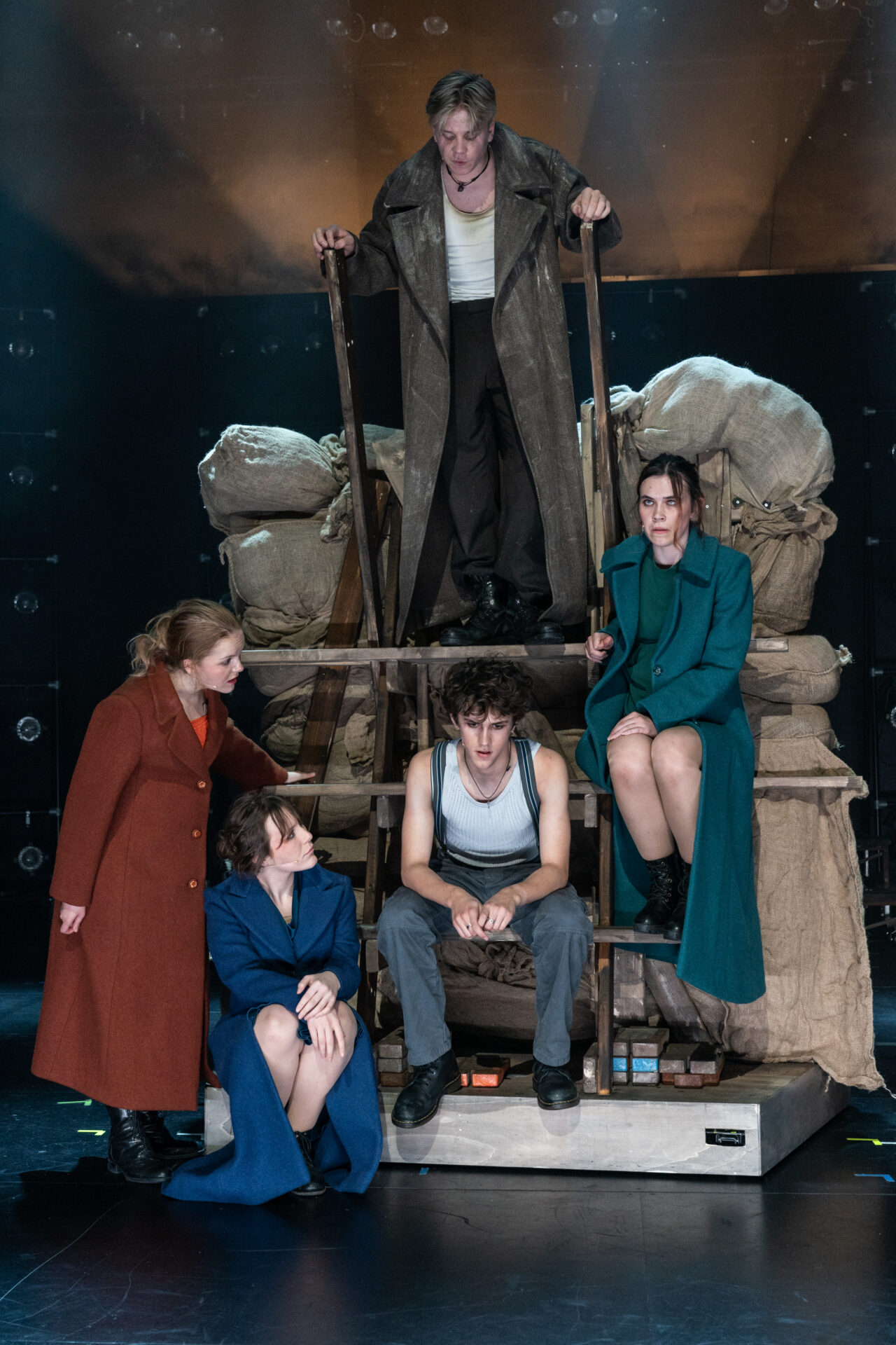 Fem unge mennesker diskuterer sammen