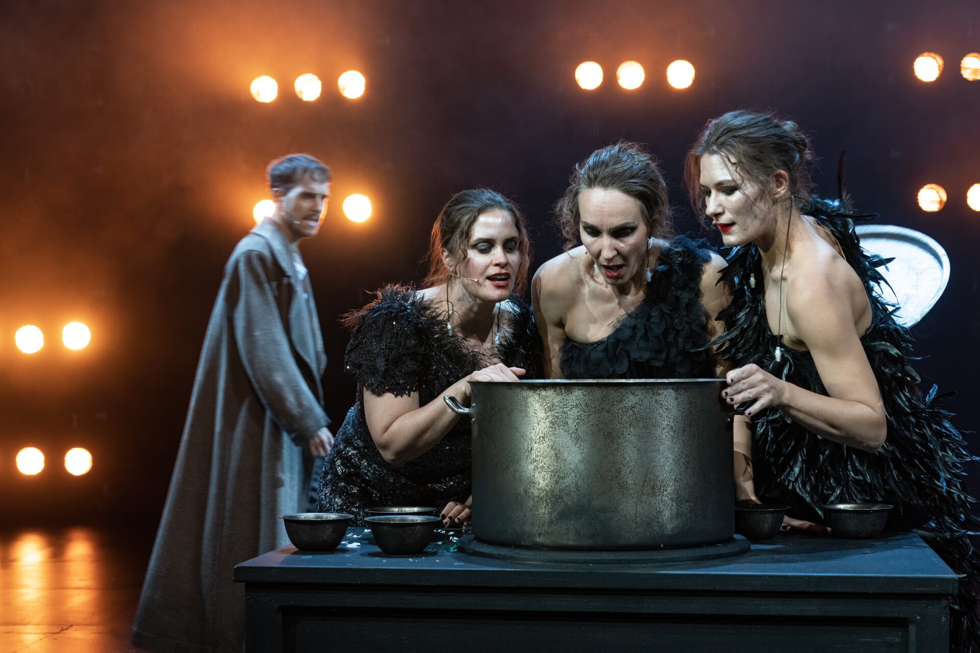 Trek hekser lager heksebrygg i en gryte