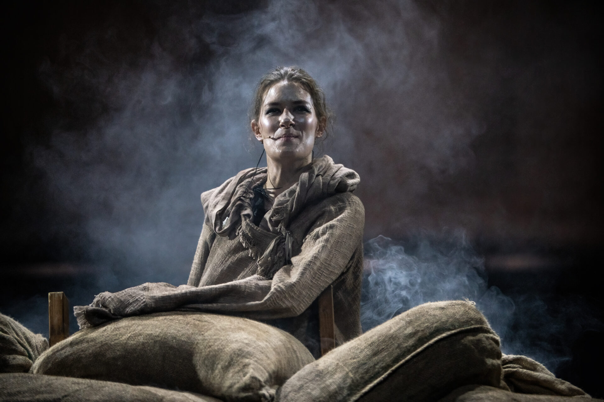 En heks sitter på striesekkker