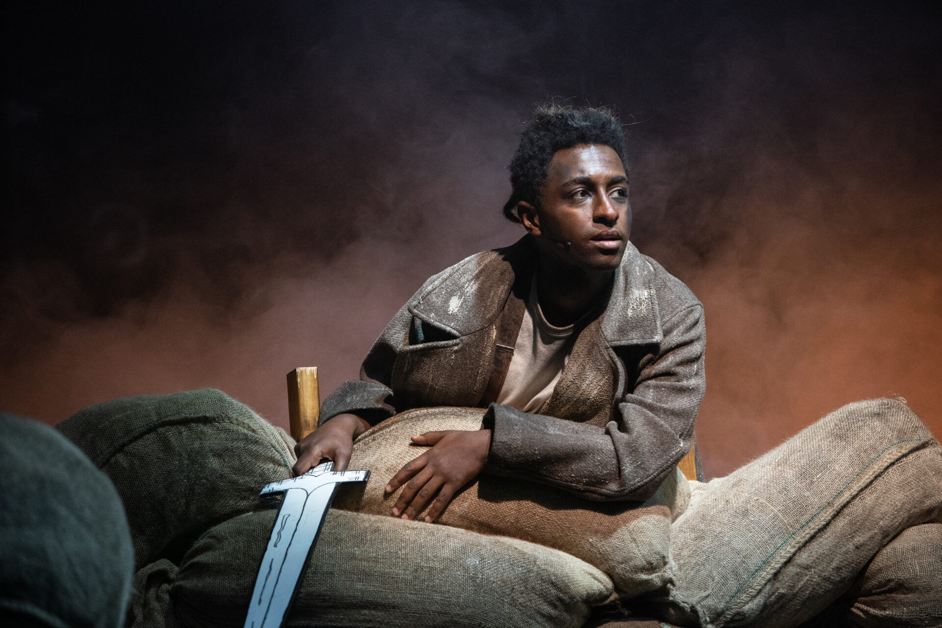 Banquo sitter med sverd i hånden på striesekker