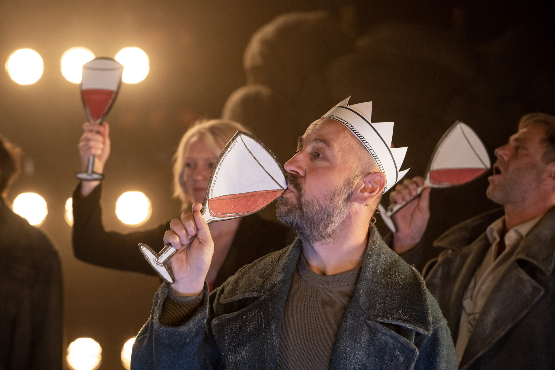 En konge drikker av pappglass