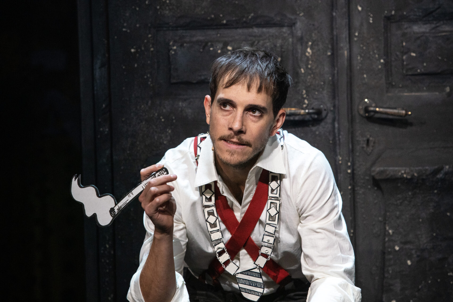 Konge som sitter og røyker på en pappsigarett