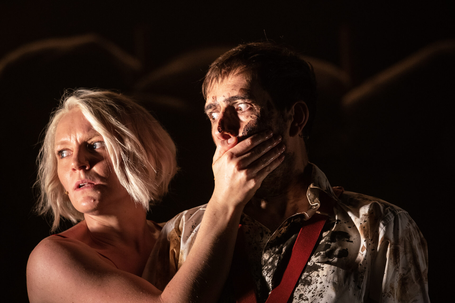 En dronning holder hendene foran kongens munn