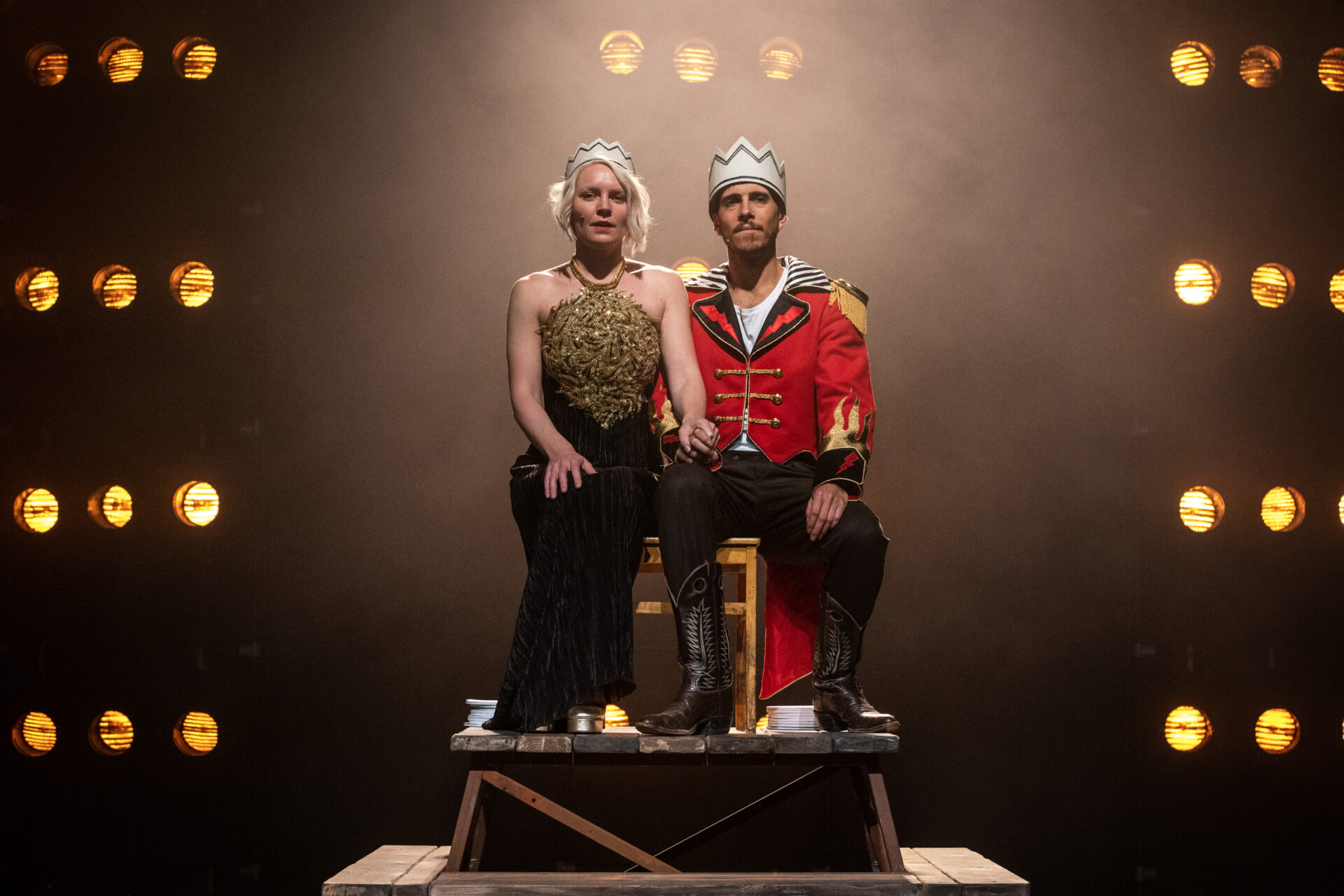 En konge og dronning på tronen