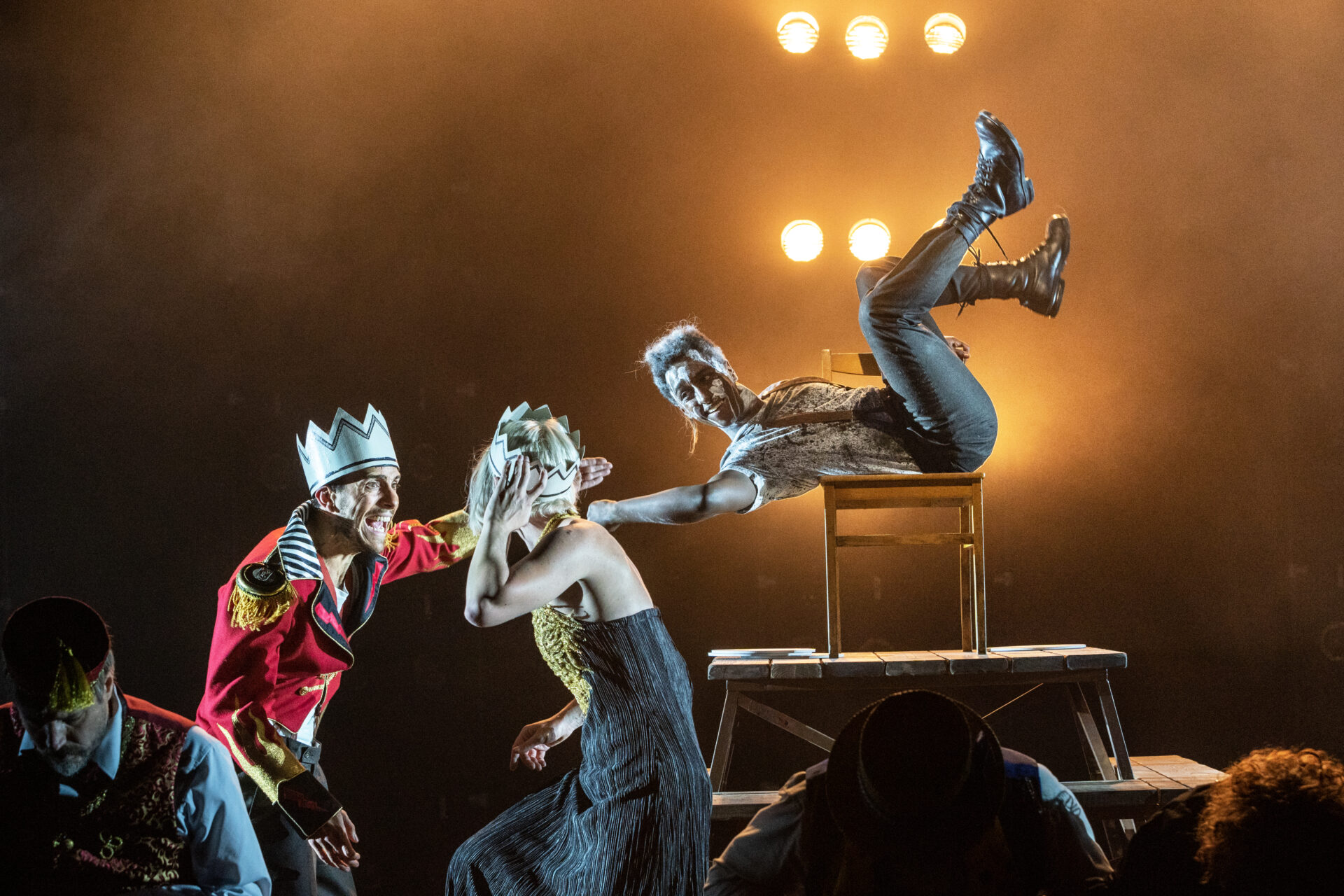 Et gjenferd ligger på en stol og kongen vil at dronningen skal få øye på han