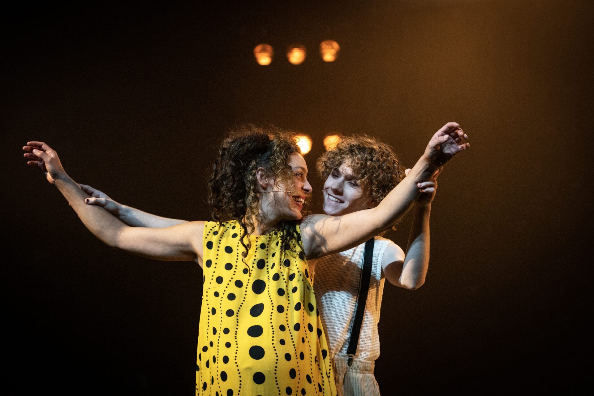 En mor og sønn leker at de er fugler