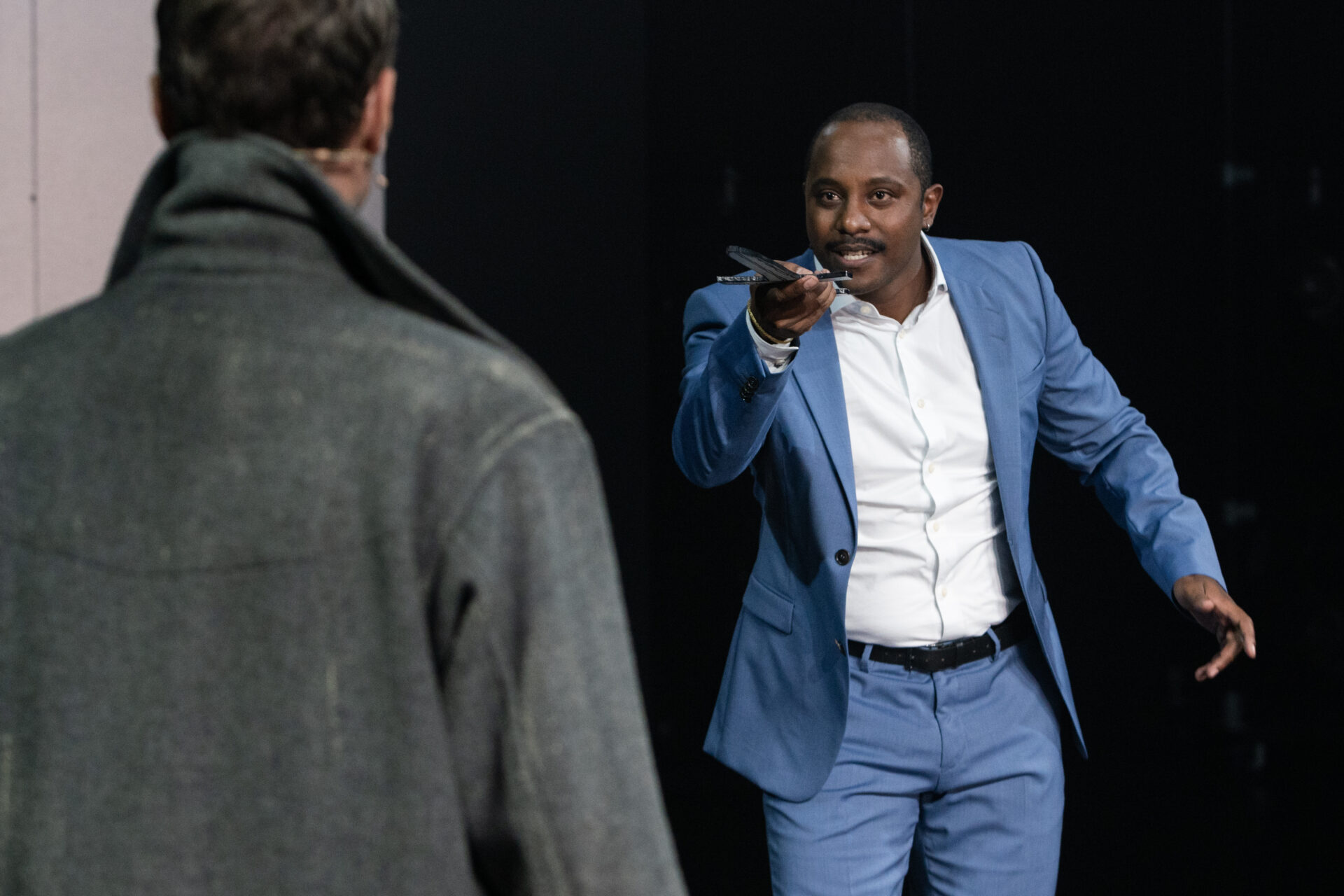 En mann truer en annen mann med et sverd