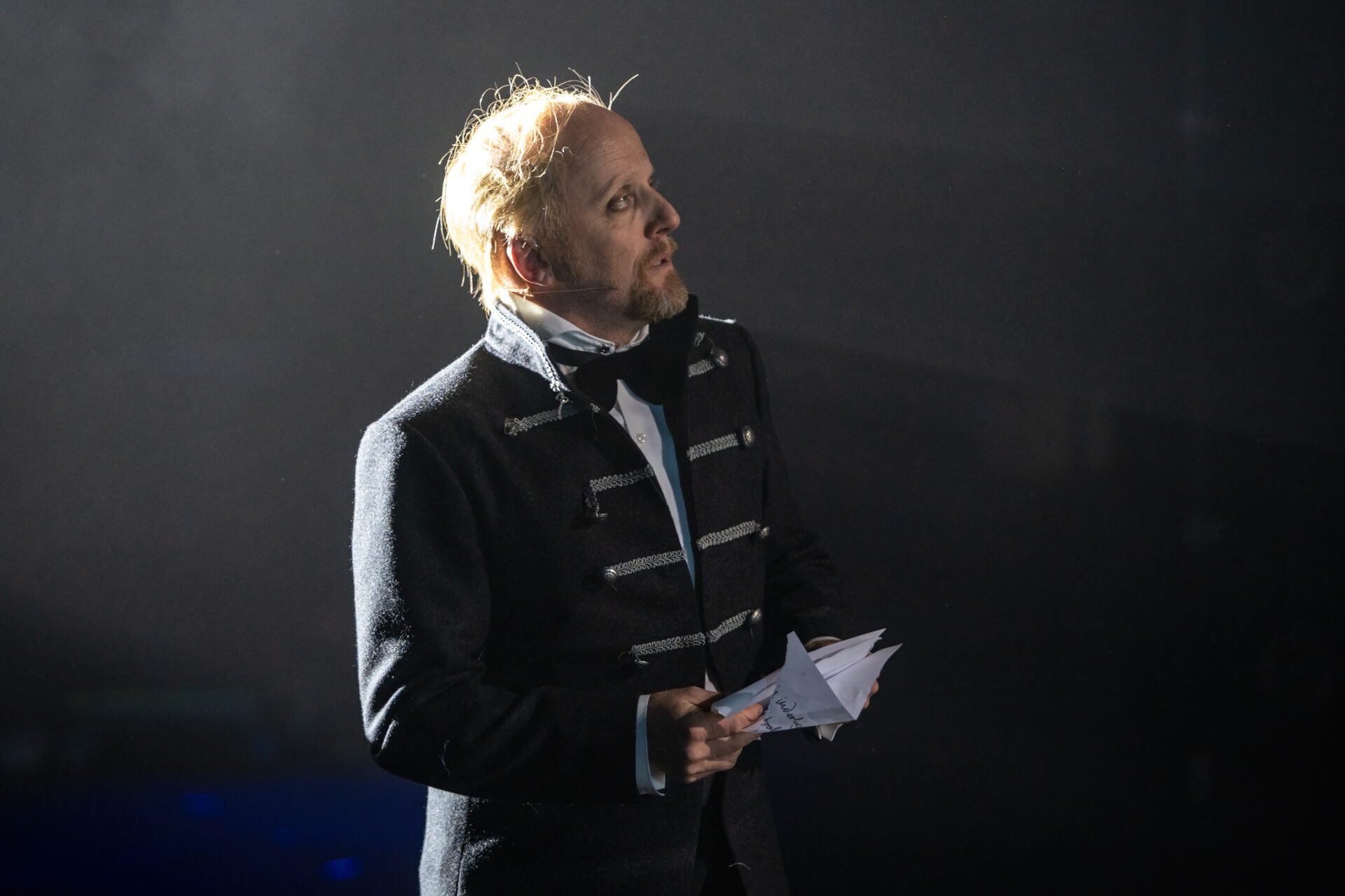 en gammel mann med et brev i hånden