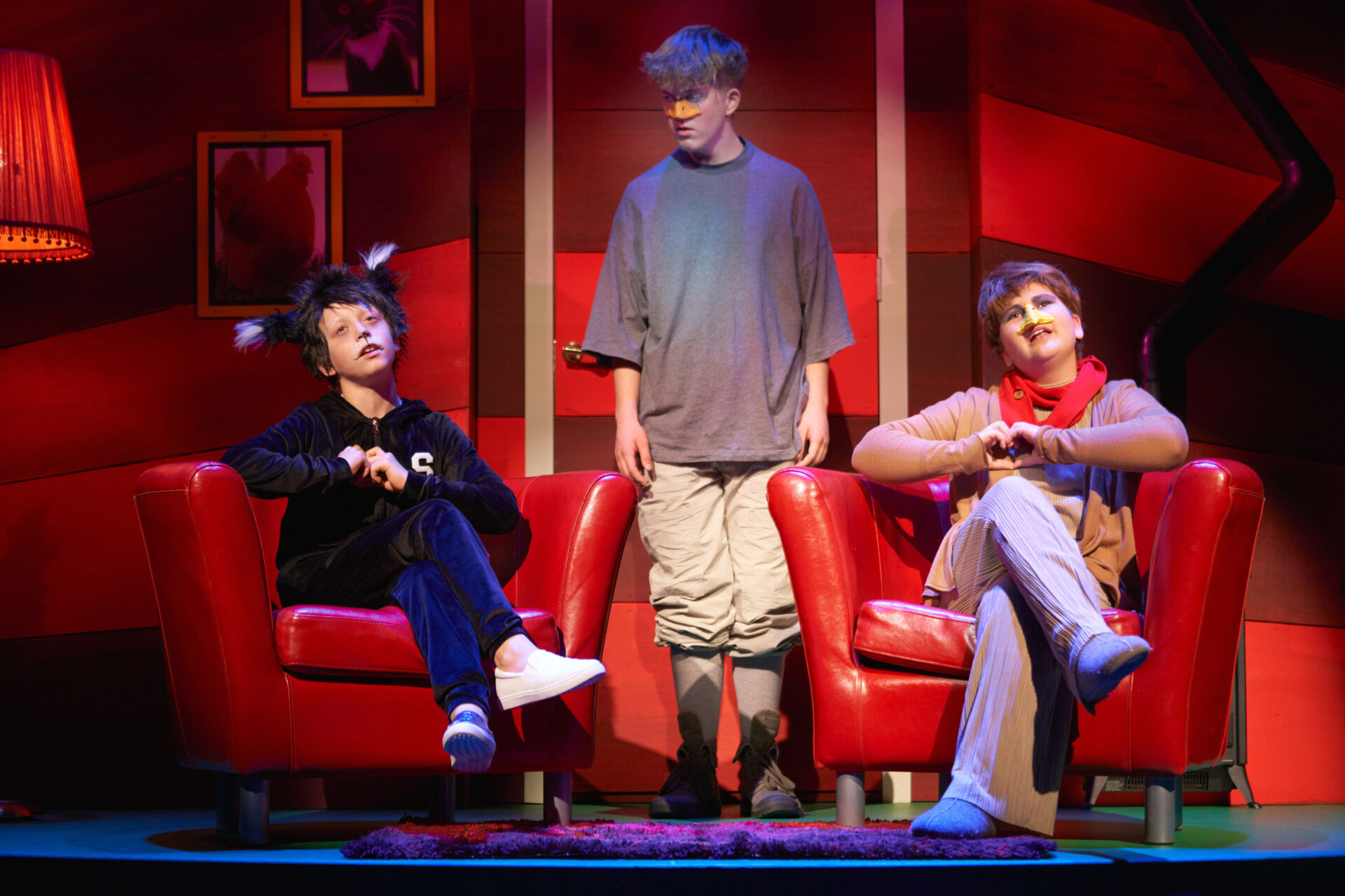 et barn med nebb, og en katt sitter i stol.