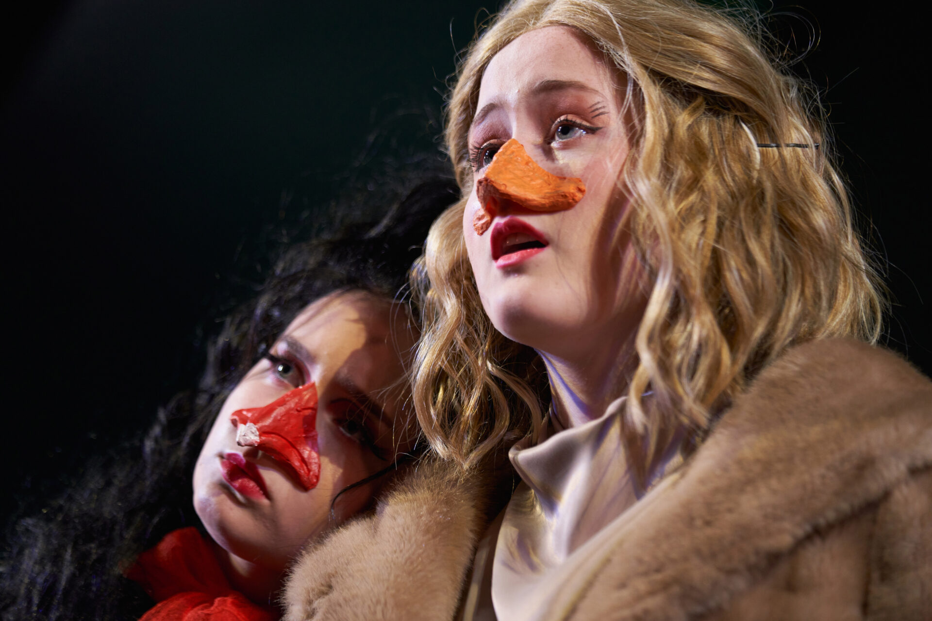 2 jenter med nebb ser ut