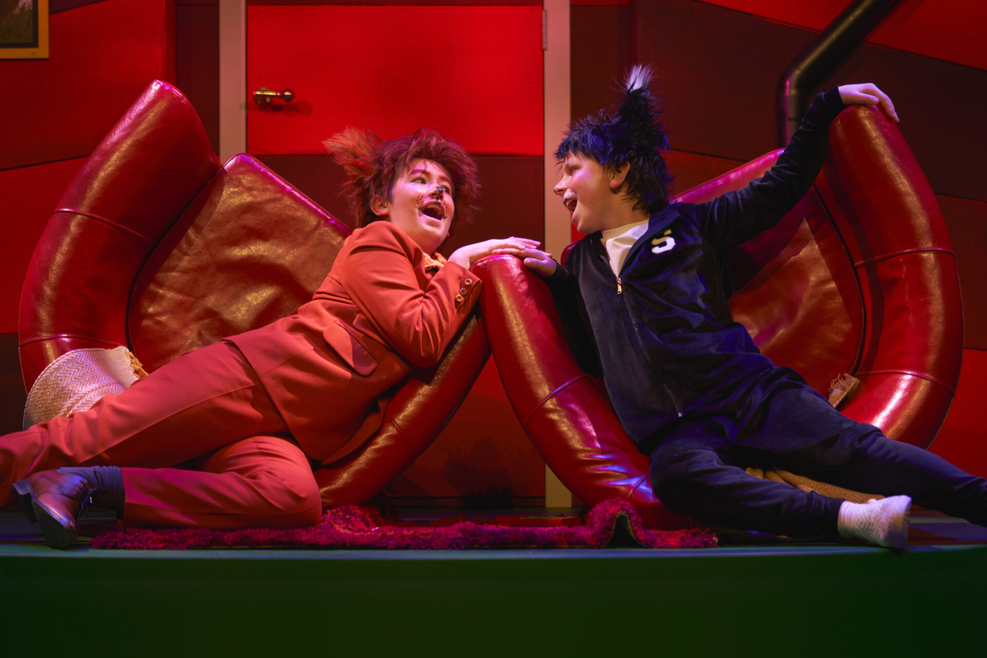 to barn i kostyme ligger på gulvet