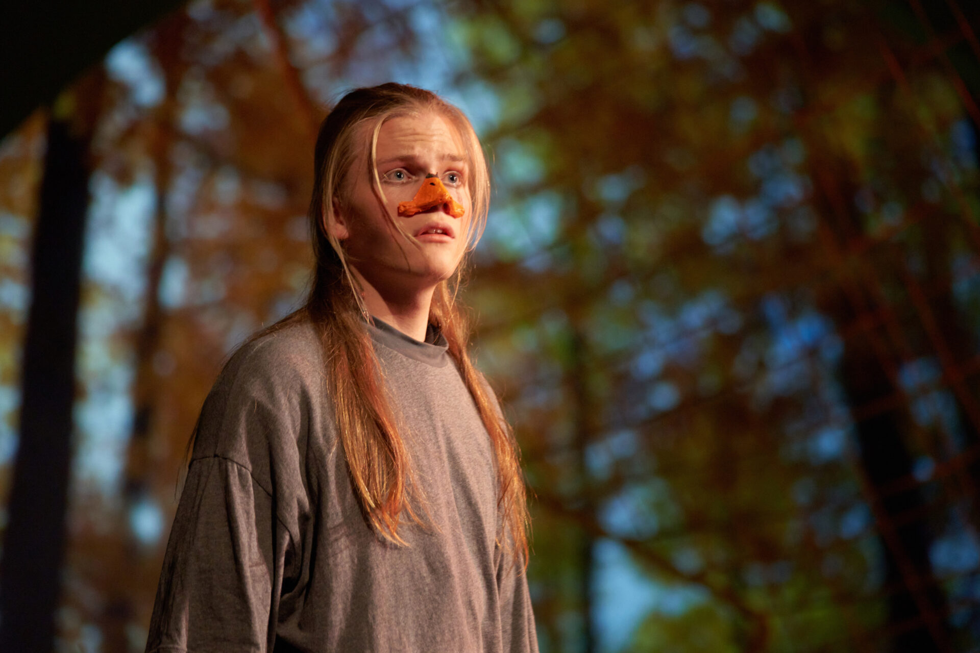 gutt med nebb ser ut i lufta