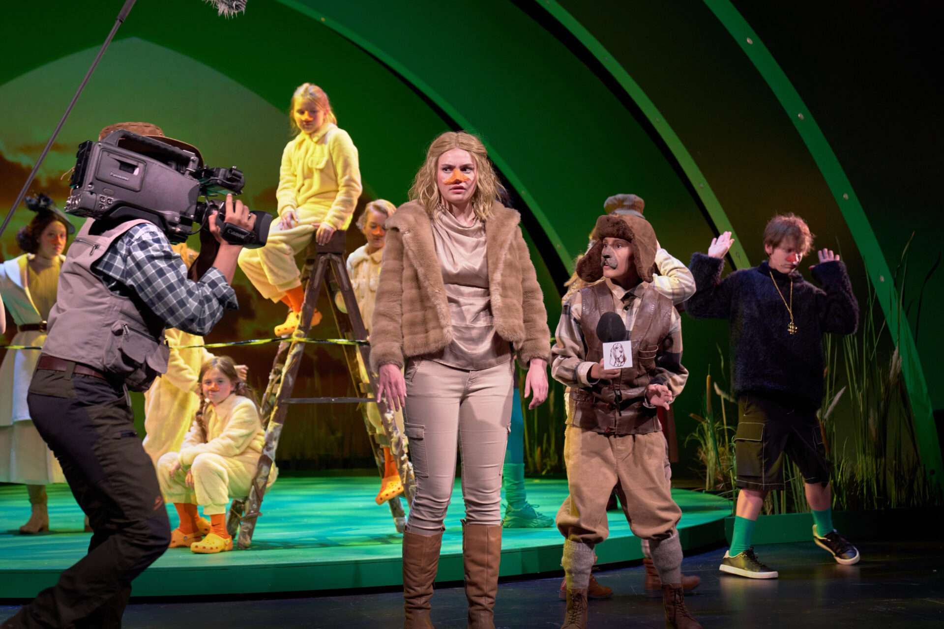 mange barn med nebb, en gutt med kamera og mikrofon.