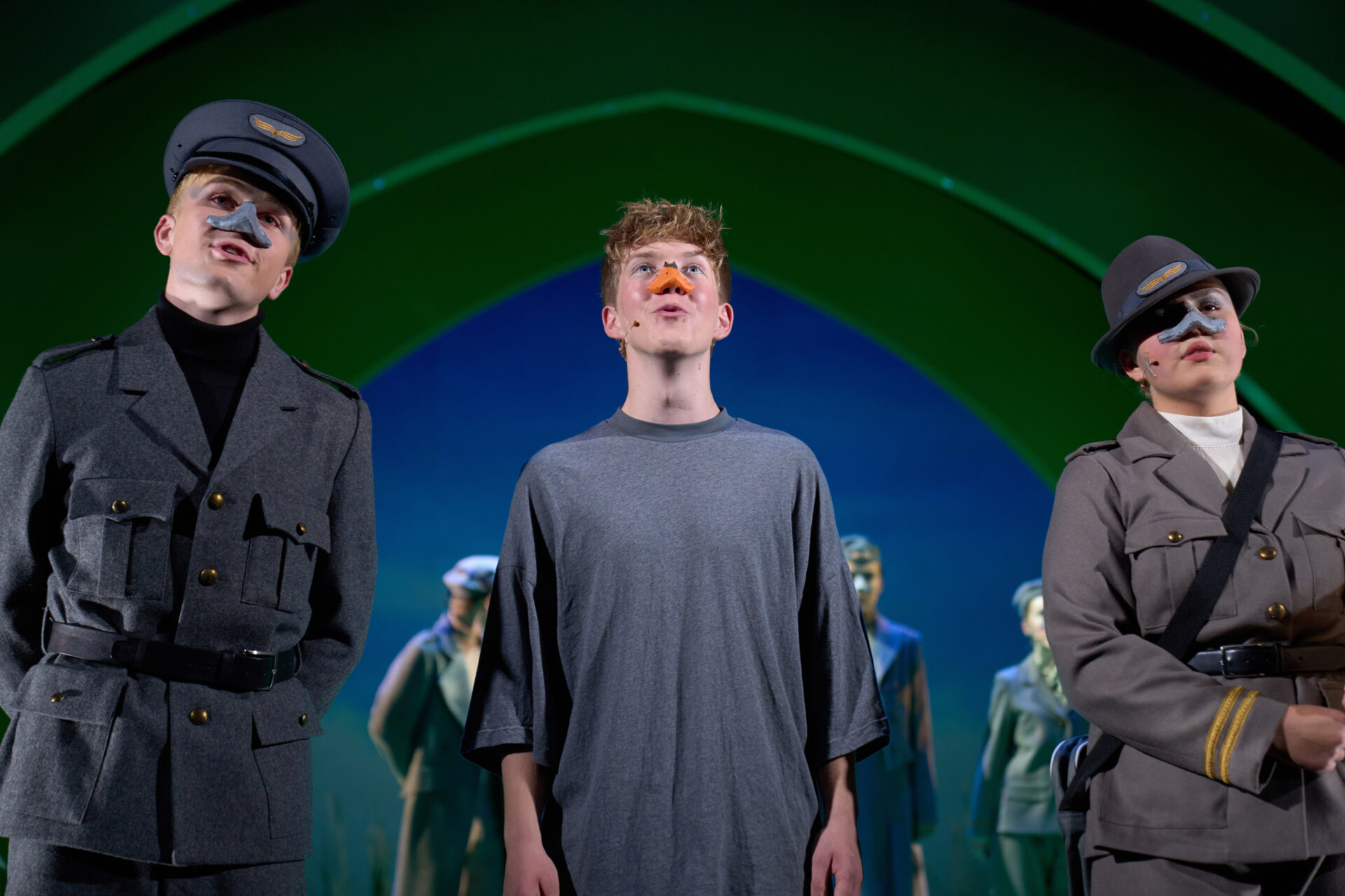 to barn med uniform og nebb, et barn med nebb