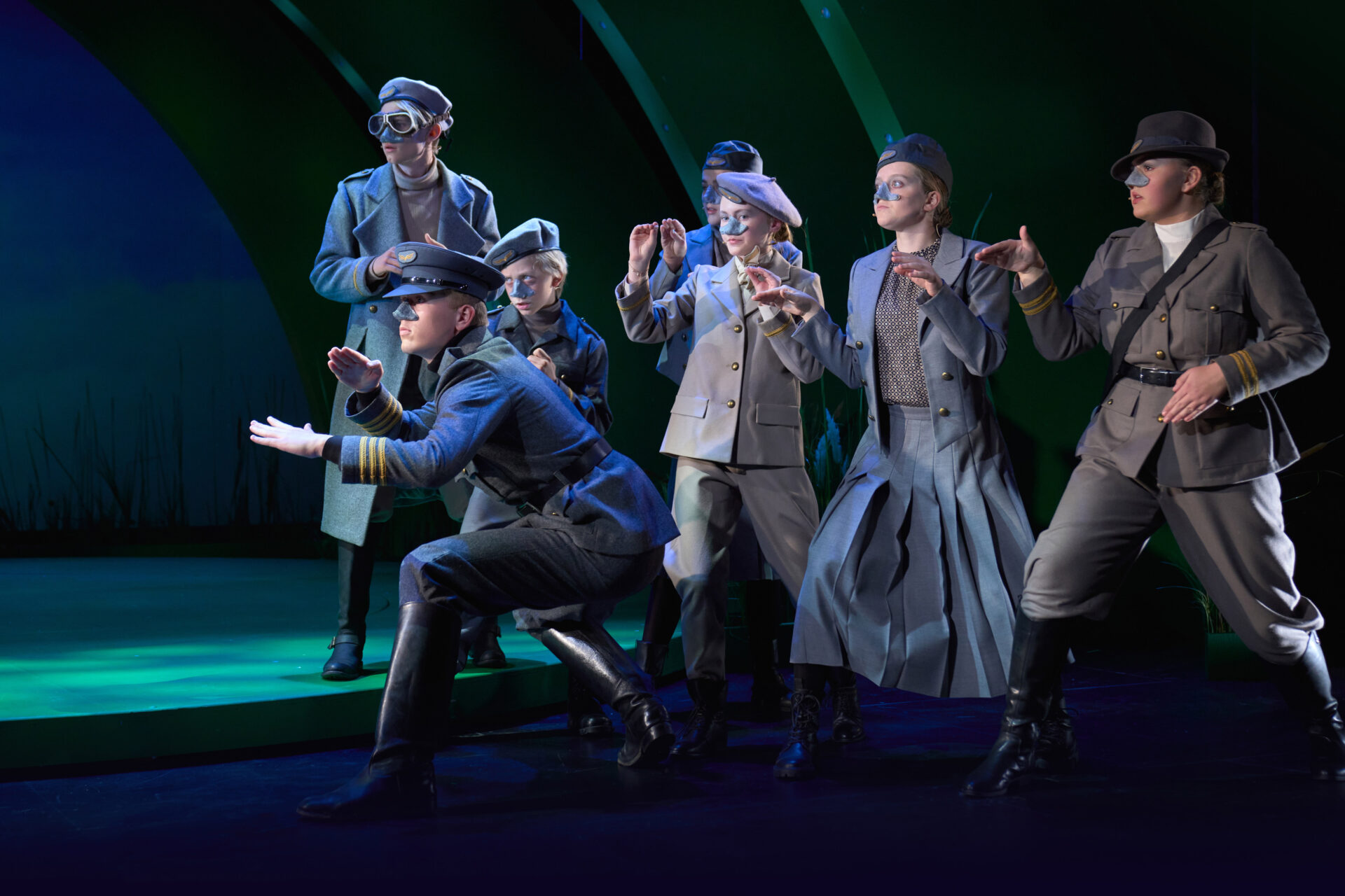 7 barn med uniform og nebb ser mot venstre