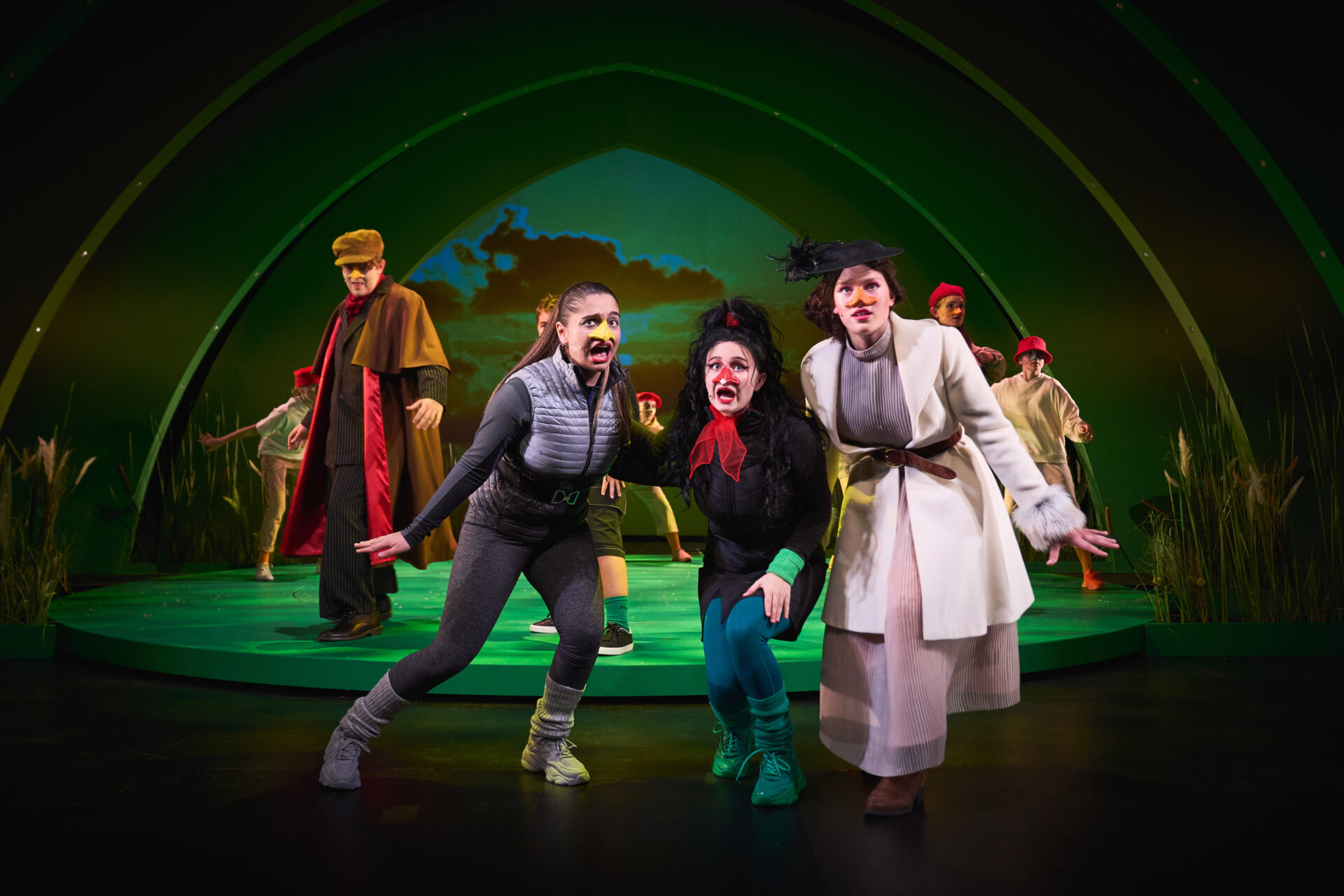 3 barn med nebb ser redde ut