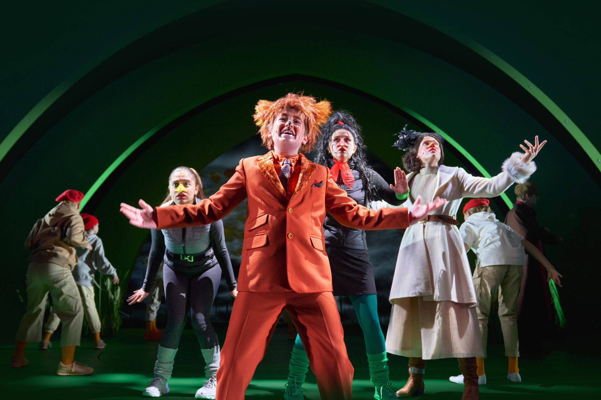 barn i dyrekostyme synger