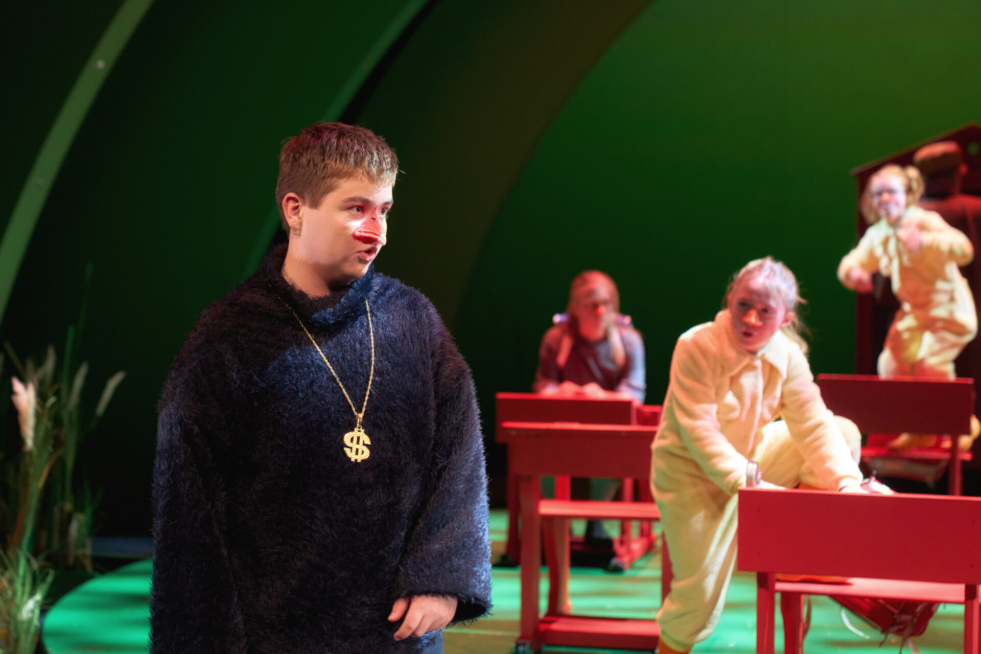 barn med nebb ser mot høyre