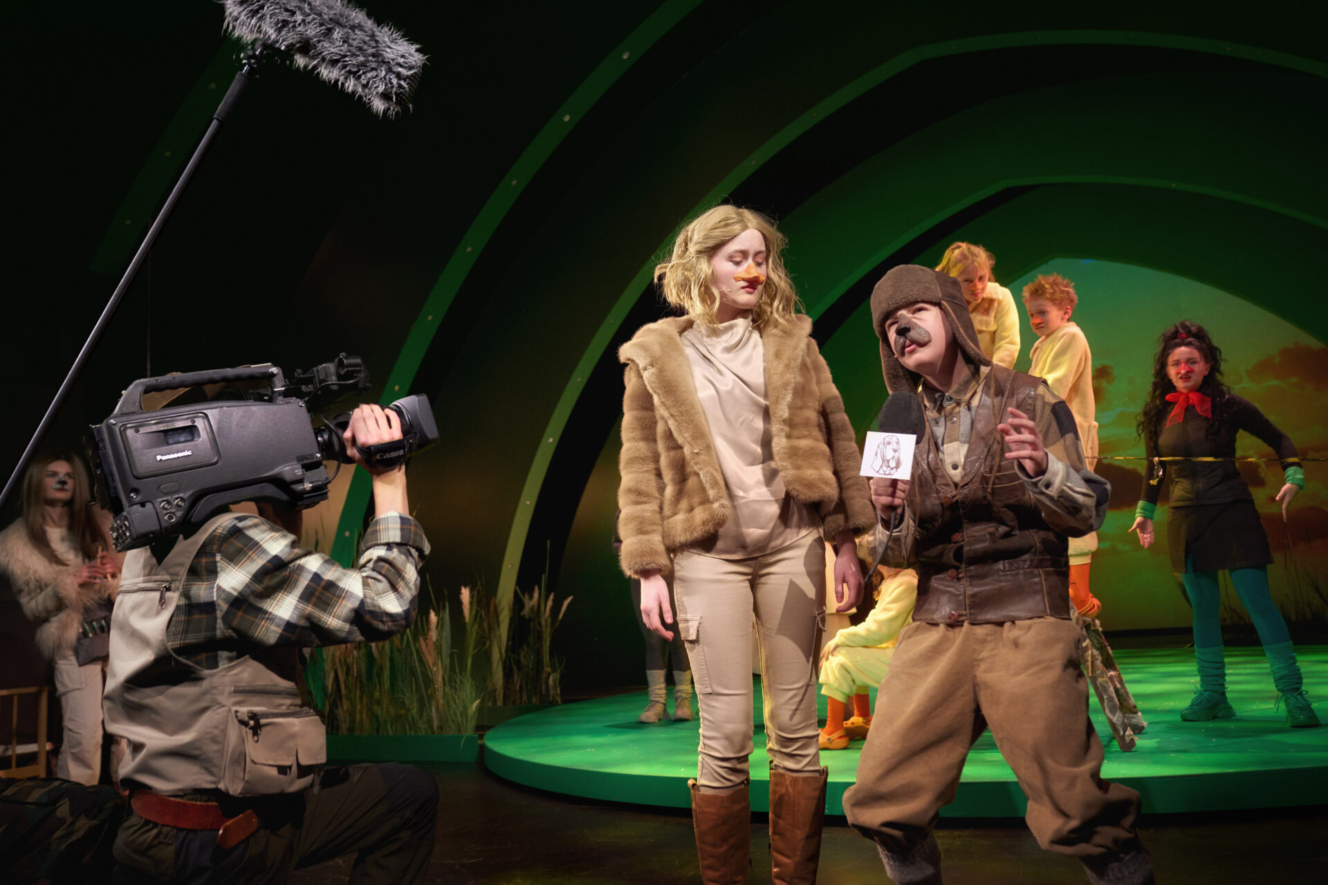 barn i dyrekostymer og kamera med mikrofon
