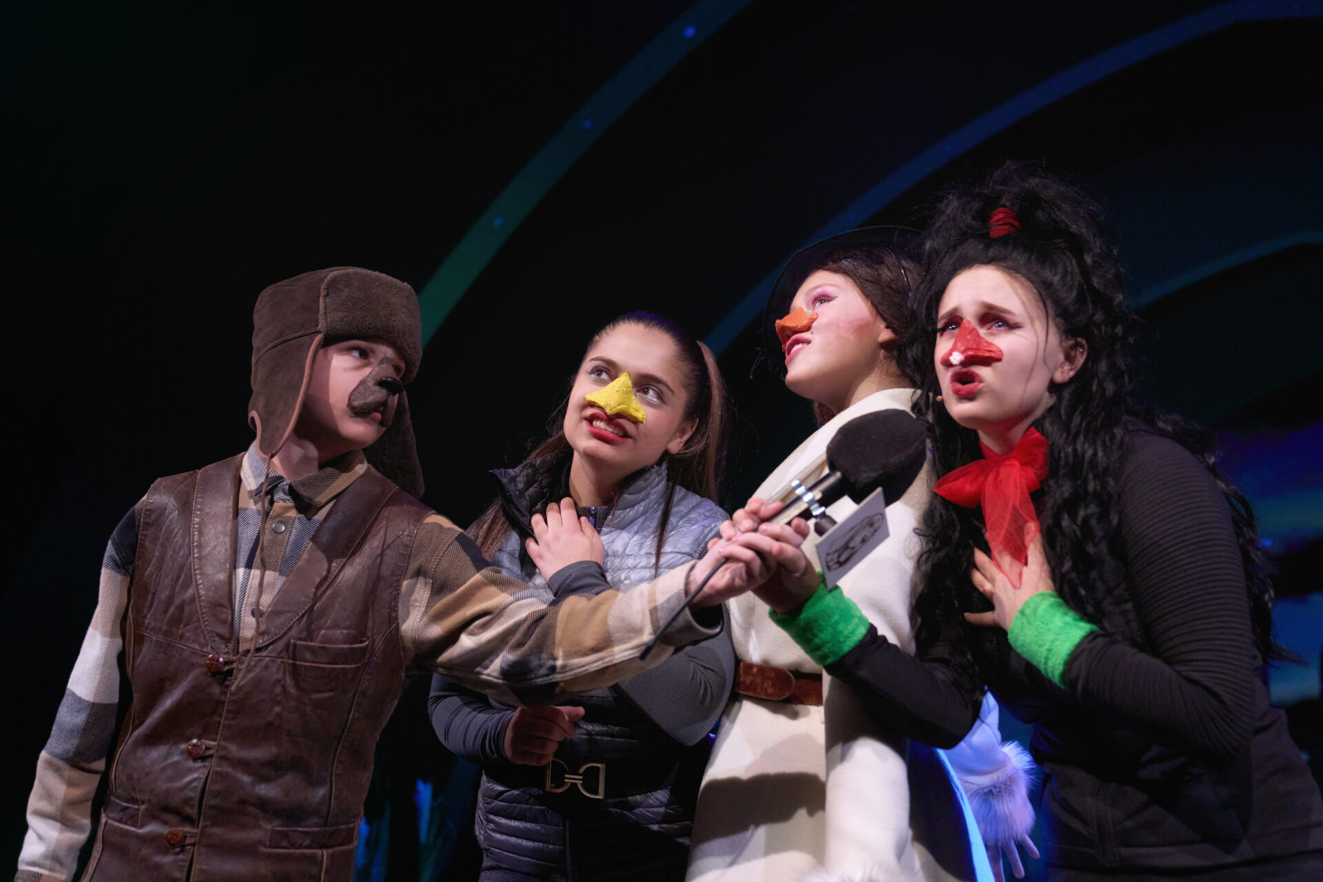 barn utkledd som hund, intervjuer 3 barn med nebb