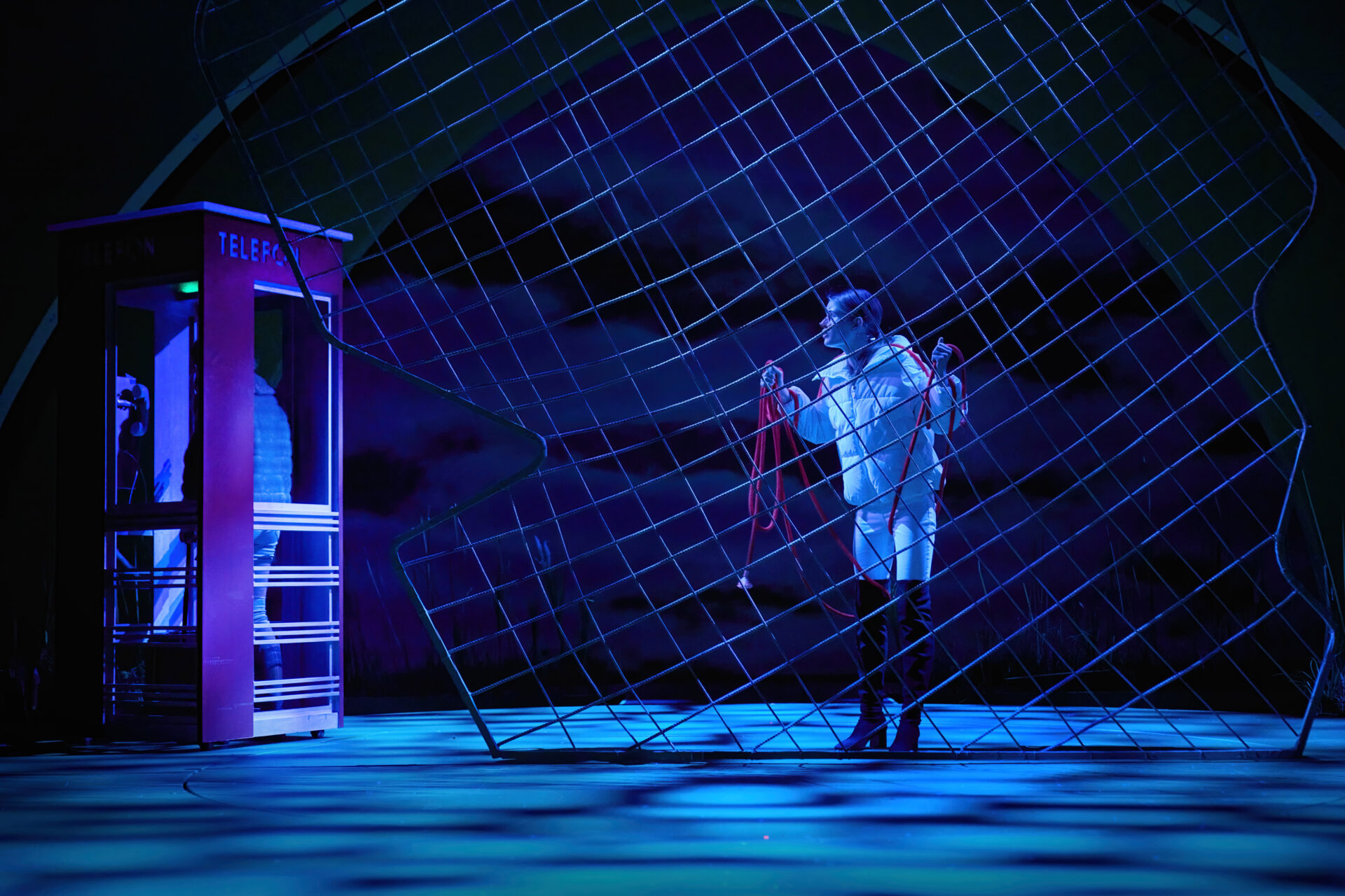 barn står bak gjerdet