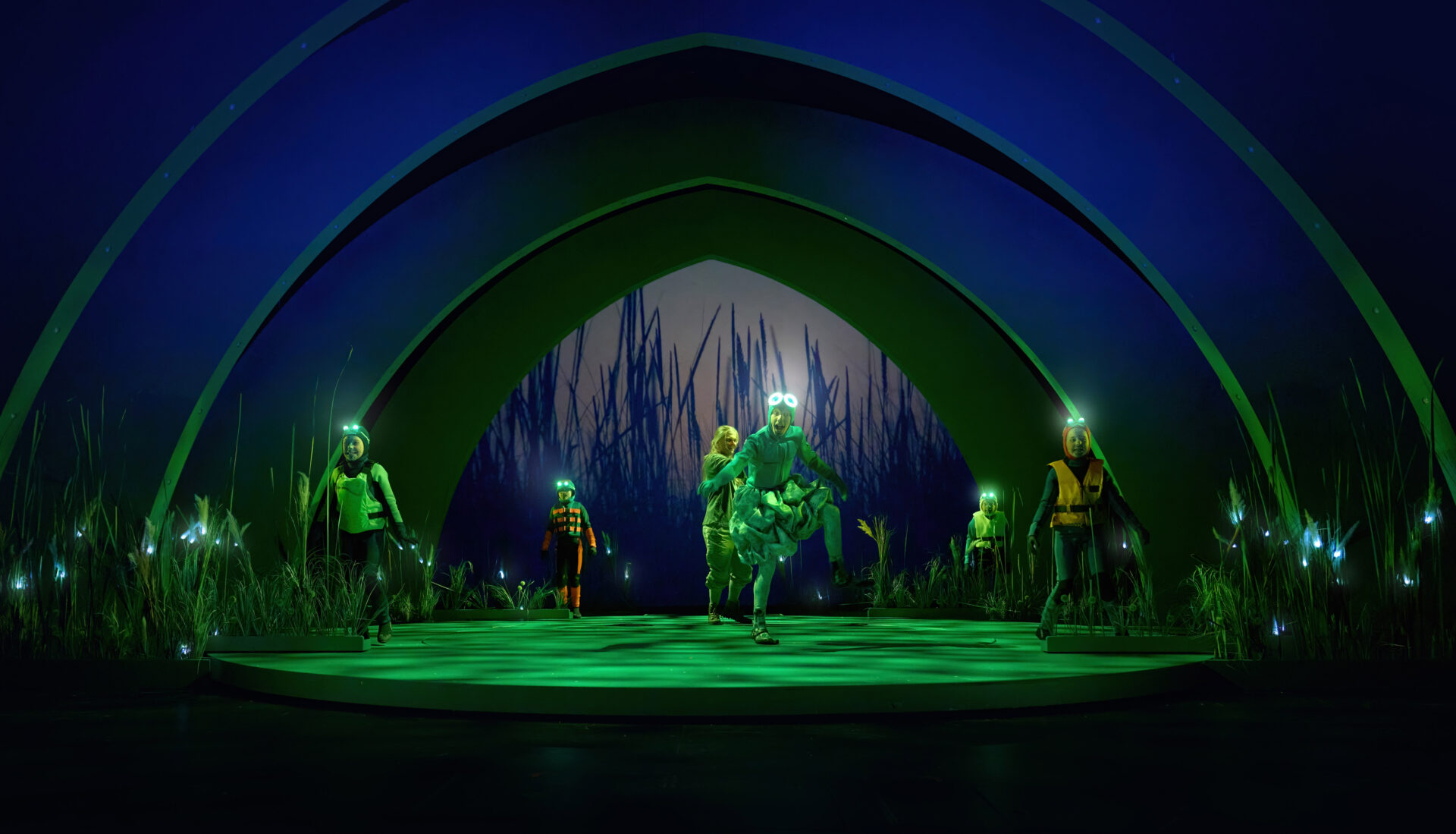 barn utkledd som frosker danser