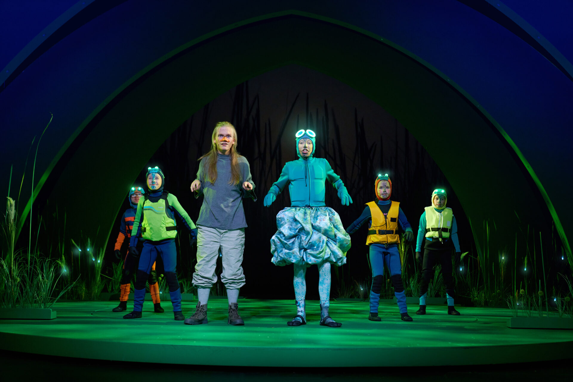 barn utkledd som and danser, sammen med et barn utkledd som and