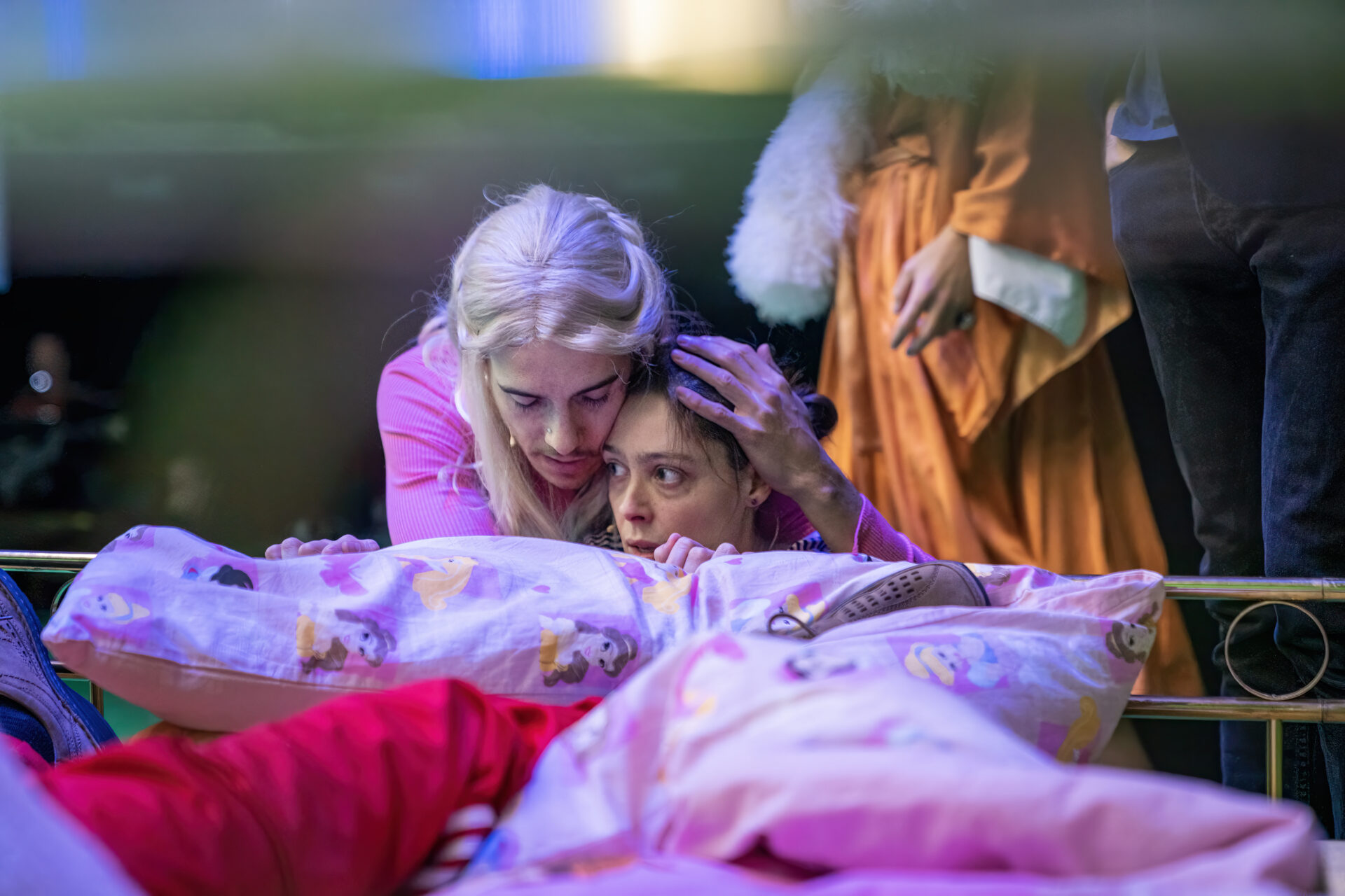 en kvinne som trøster et barn