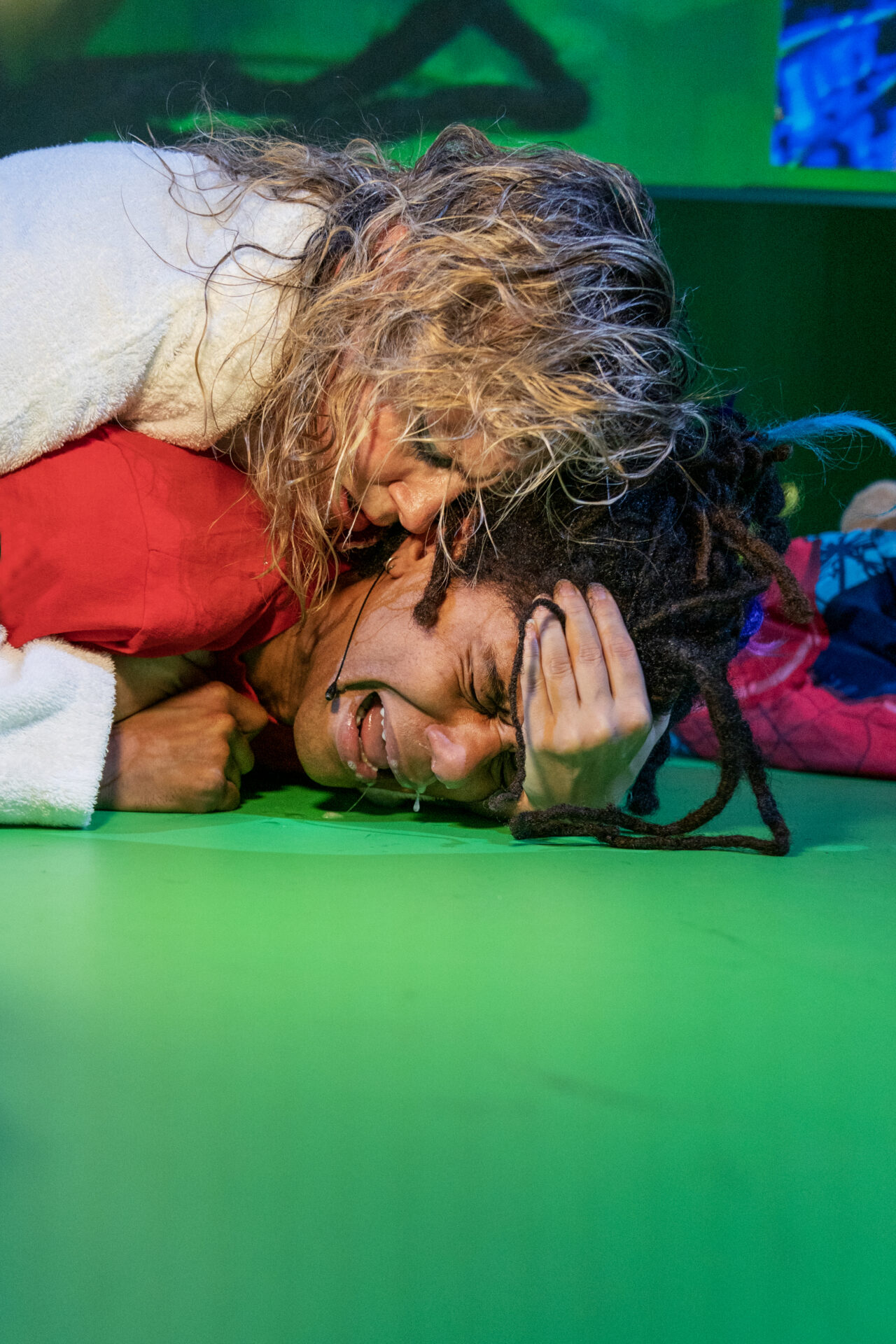 En kvinne som holder rundt en mann som ligger og gråter