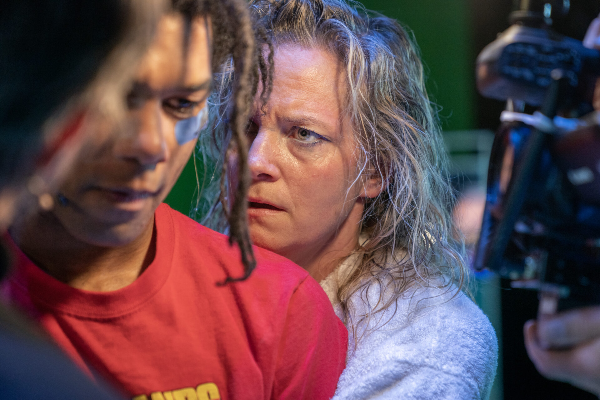 En kvinne som titter alvorlig på en mann, mens han titter ned