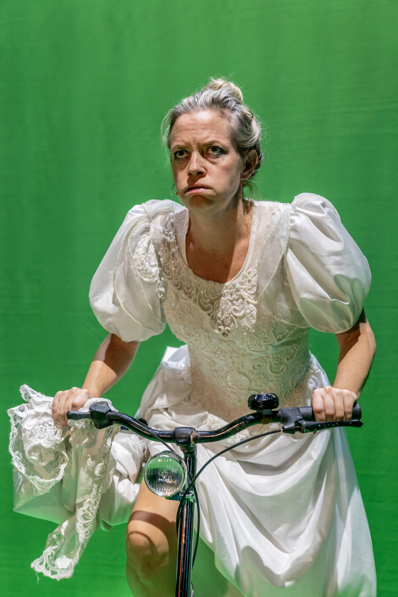 En sliten, oppgitt og dedikert brud på en sykkel